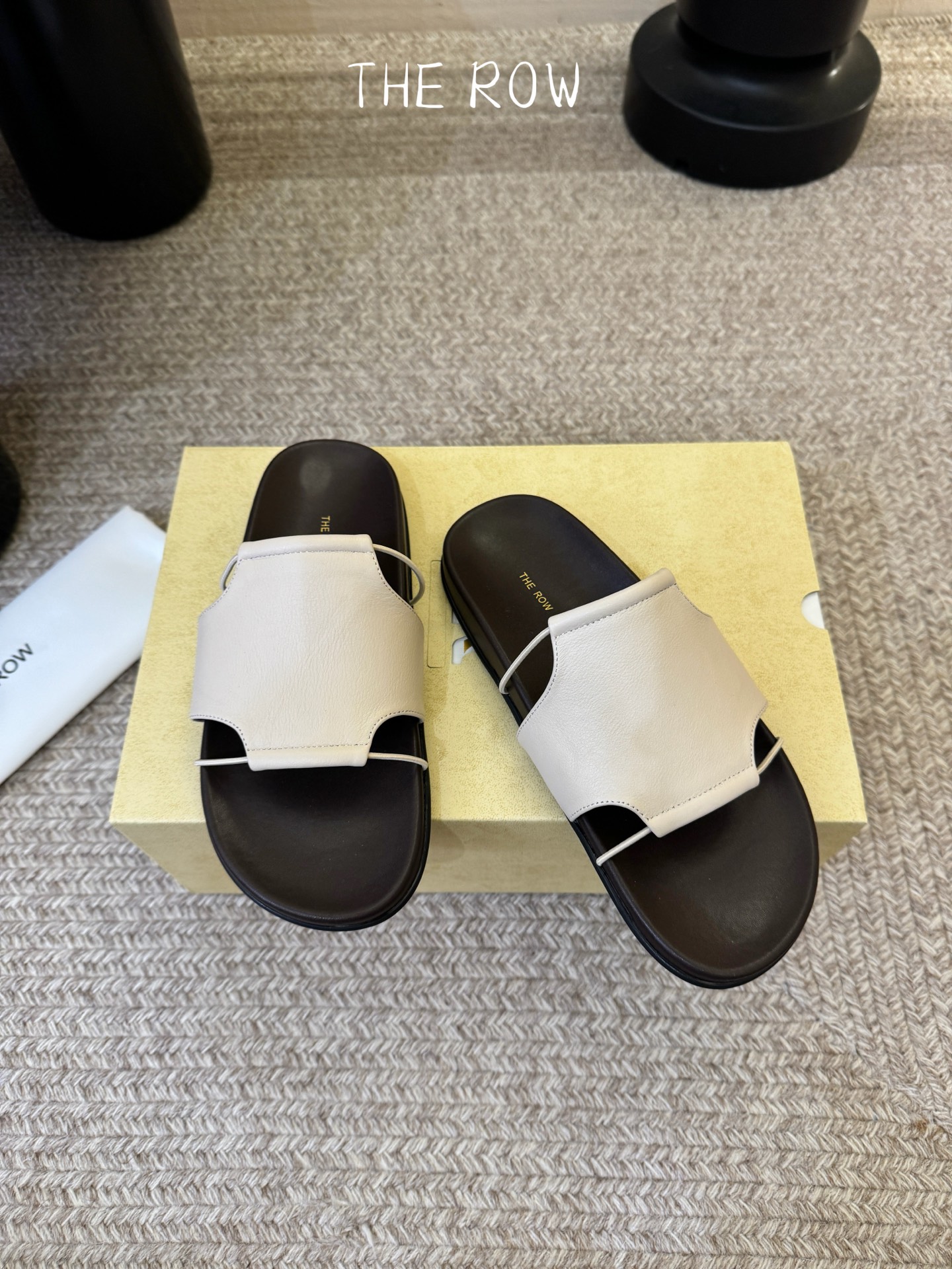 THE ROW 26春夏新款简易沙滩拖鞋 近两年最火之一的品牌，几乎博主人手一双！夏日的季节就要到了，推