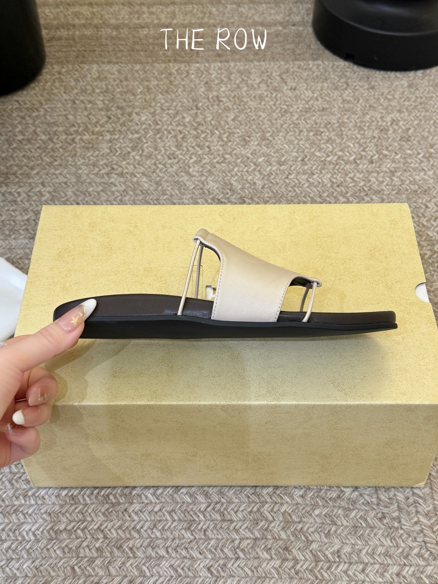 THE ROW 26春夏新款简易沙滩拖鞋 近两年最火之一的品牌，几乎博主人手一双！夏日的季节就要到了，推