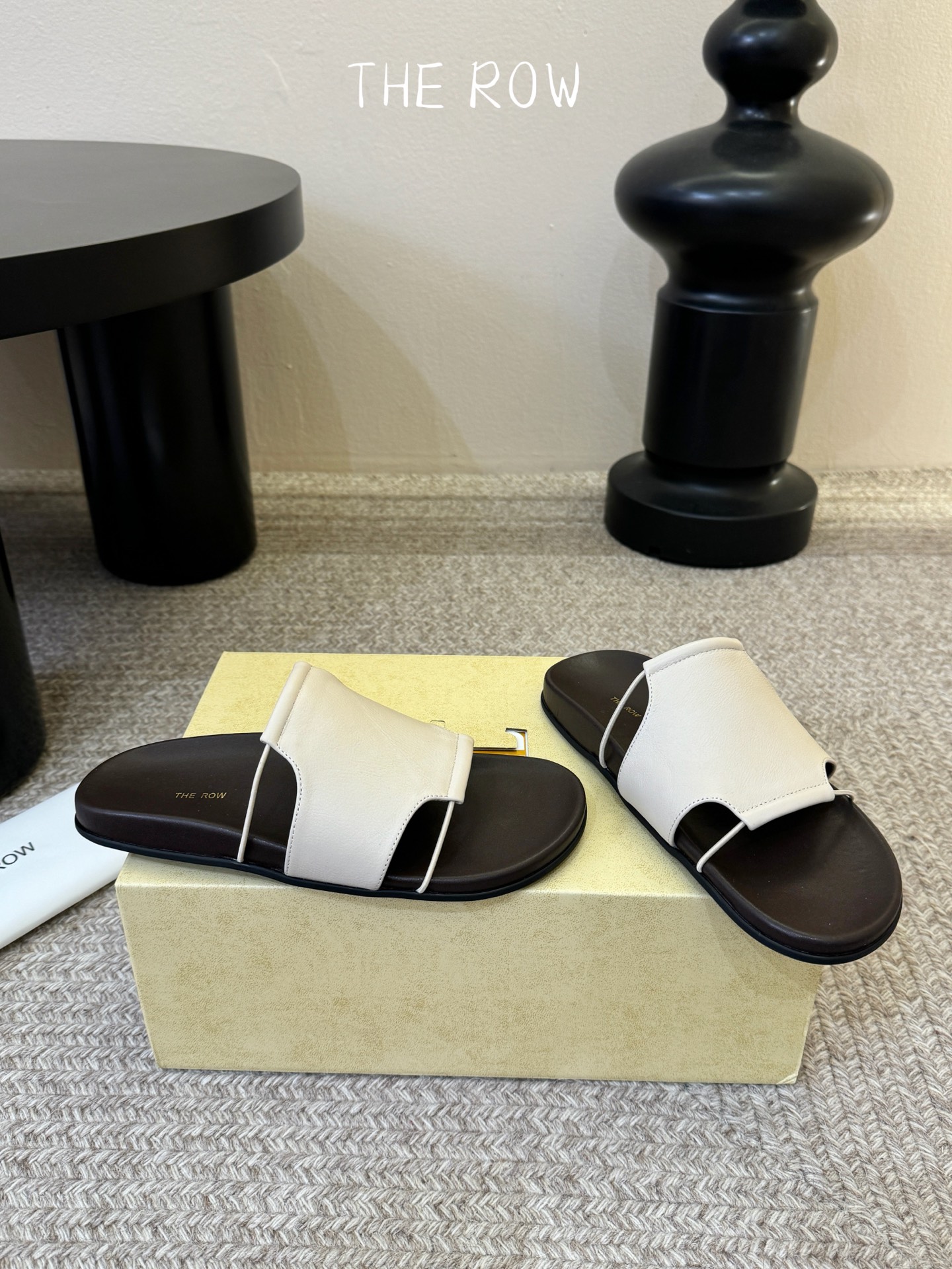 THE ROW 26春夏新款简易沙滩拖鞋 近两年最火之一的品牌，几乎博主人手一双！夏日的季节就要到了，推