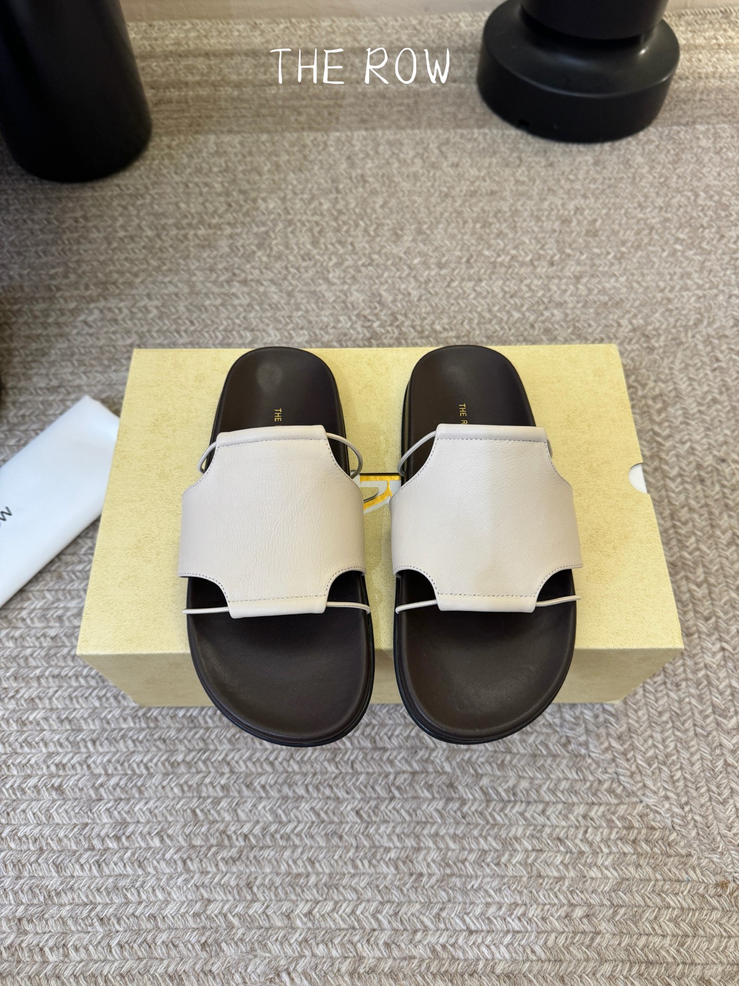 THE ROW 26春夏新款简易沙滩拖鞋 近两年最火之一的品牌，几乎博主人手一双！夏日的季节就要到了，推