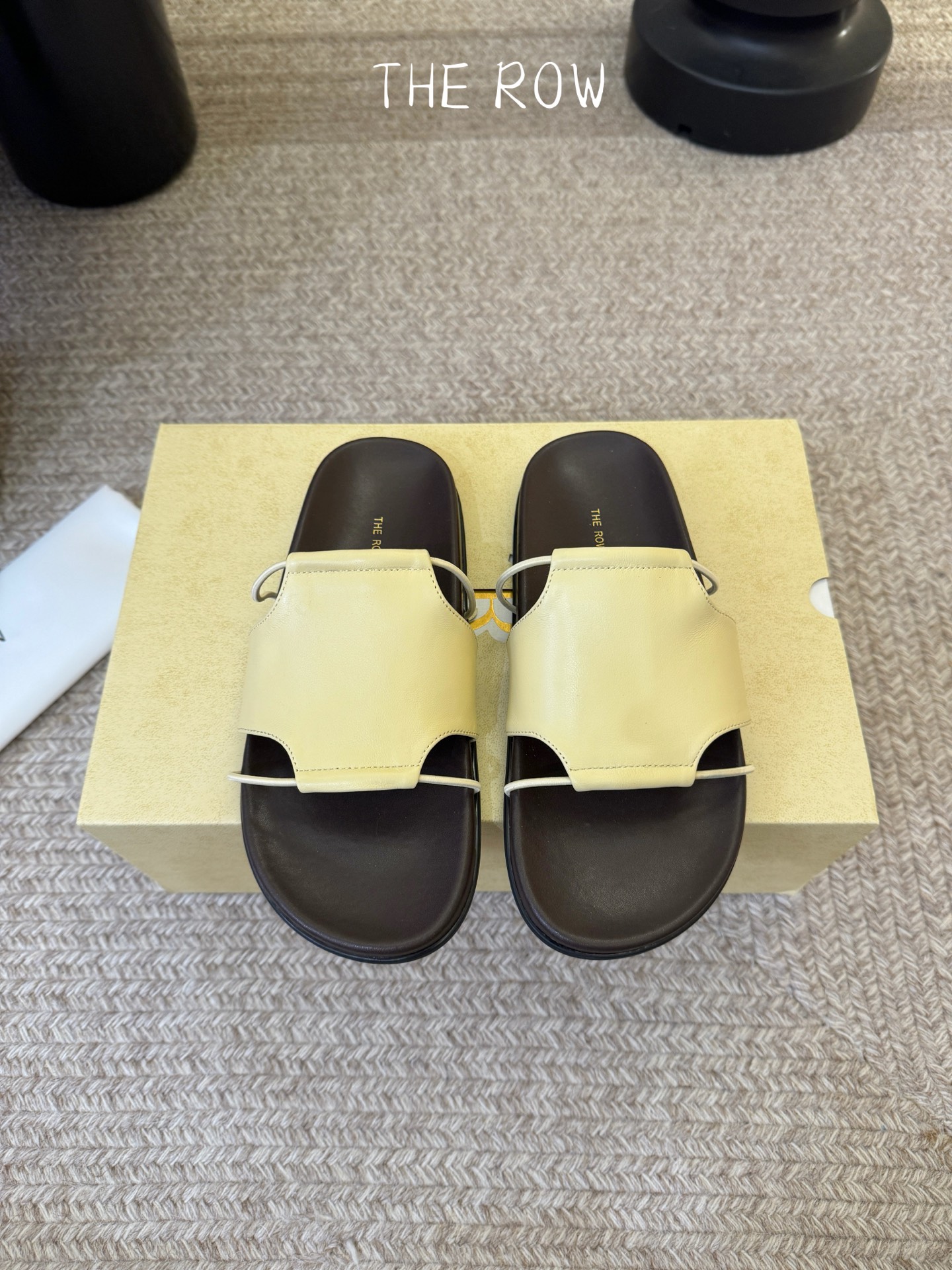 THE ROW 26春夏新款简易沙滩拖鞋 近两年最火之一的品牌，几乎博主人手一双！夏日的季节就要到了，推