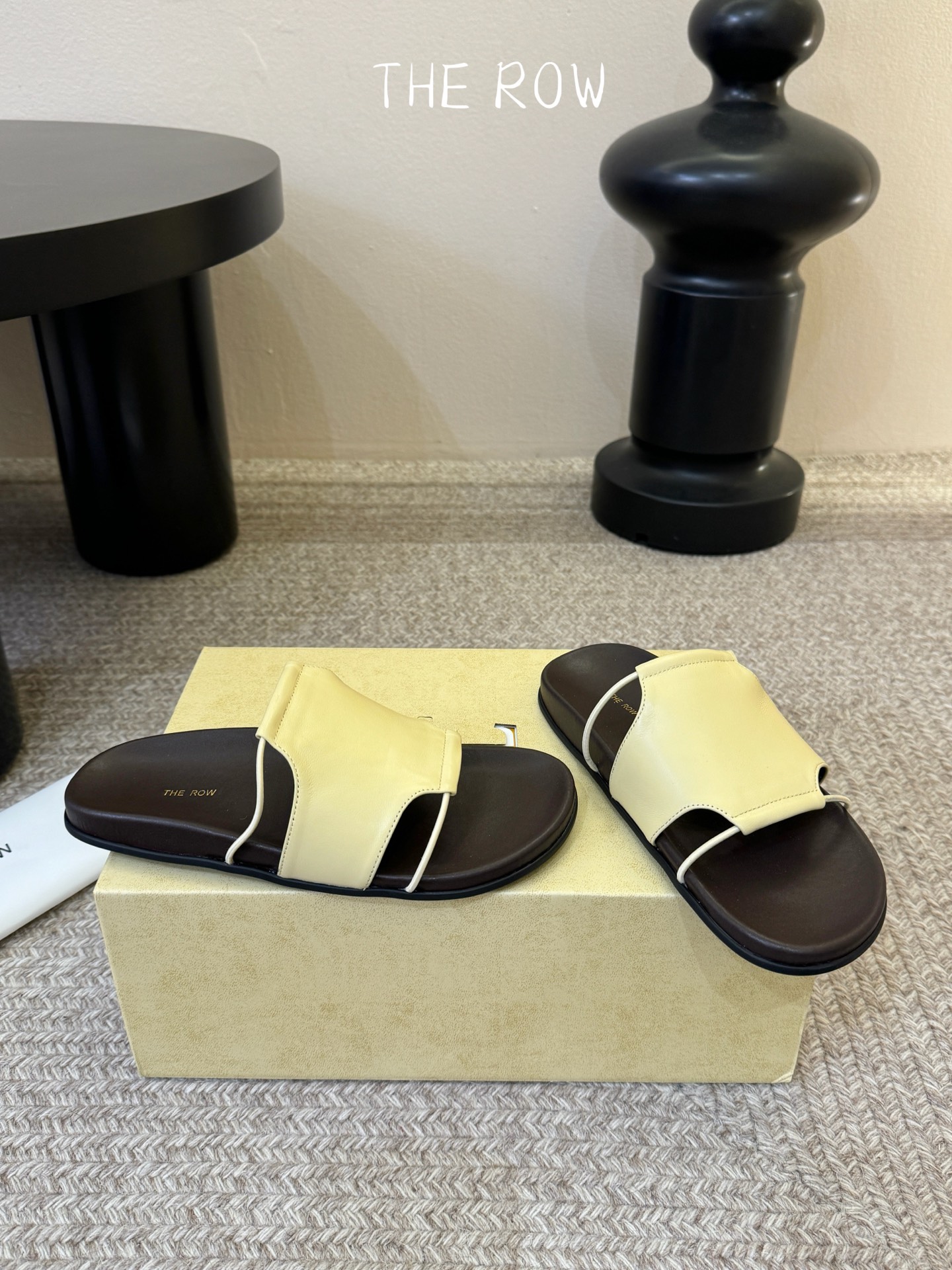 THE ROW 26春夏新款简易沙滩拖鞋 近两年最火之一的品牌，几乎博主人手一双！夏日的季节就要到了，推