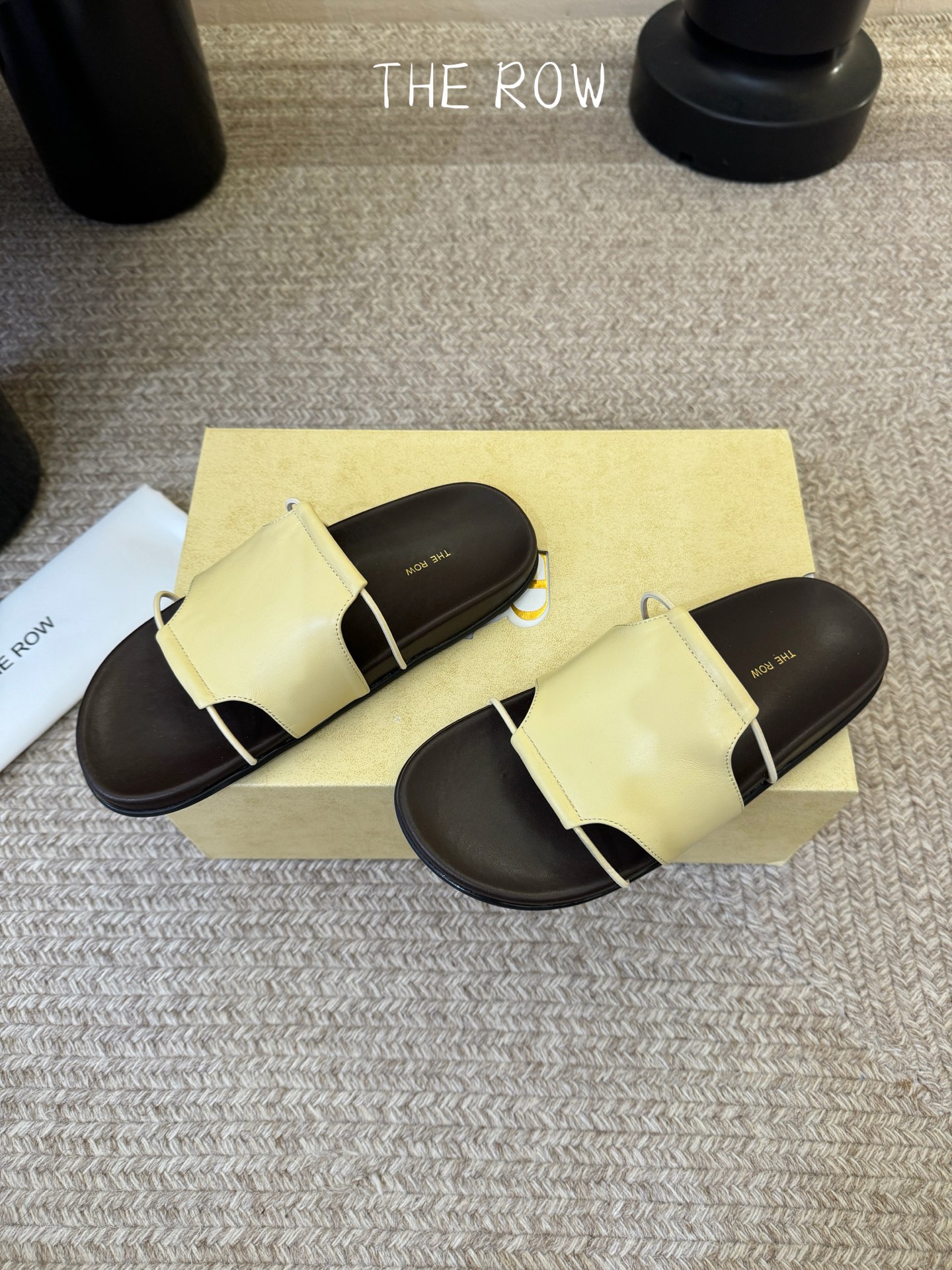 THE ROW 26春夏新款简易沙滩拖鞋 近两年最火之一的品牌，几乎博主人手一双！夏日的季节就要到了，推