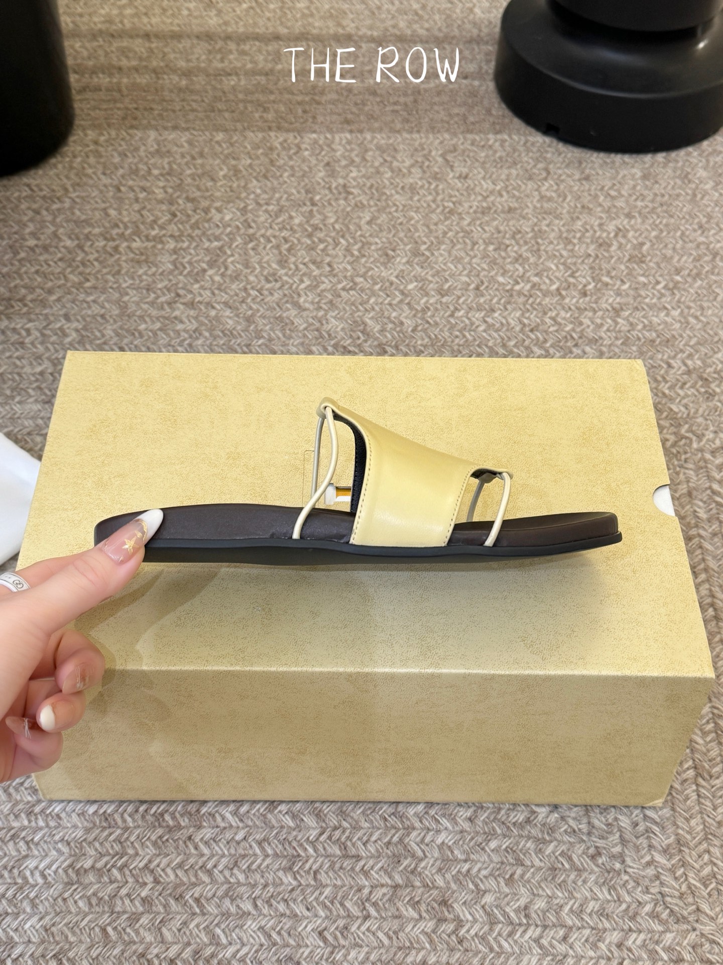 THE ROW 26春夏新款简易沙滩拖鞋 近两年最火之一的品牌，几乎博主人手一双！夏日的季节就要到了，推