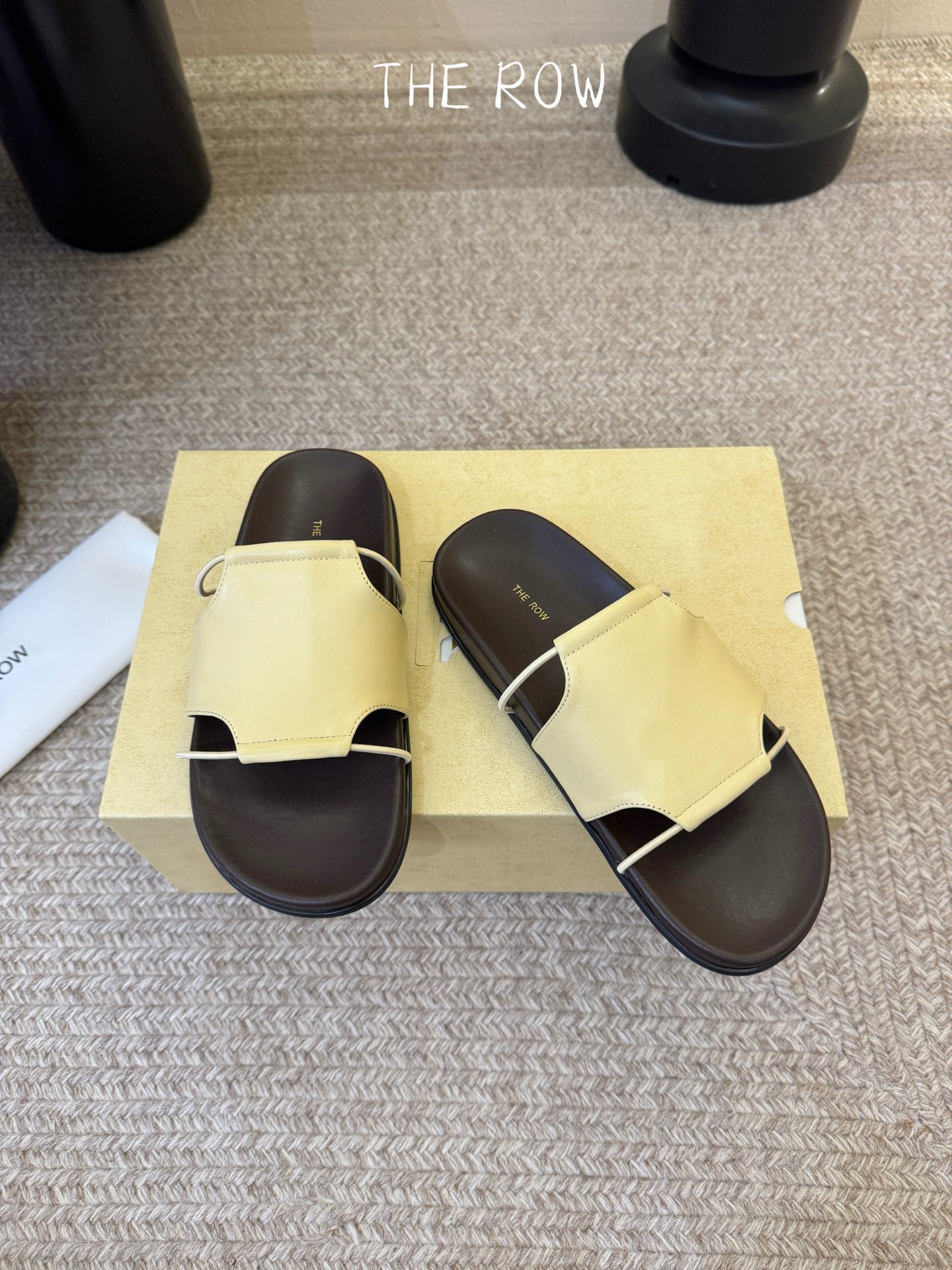 THE ROW 26春夏新款简易沙滩拖鞋 近两年最火之一的品牌，几乎博主人手一双！夏日的季节就要到了，推