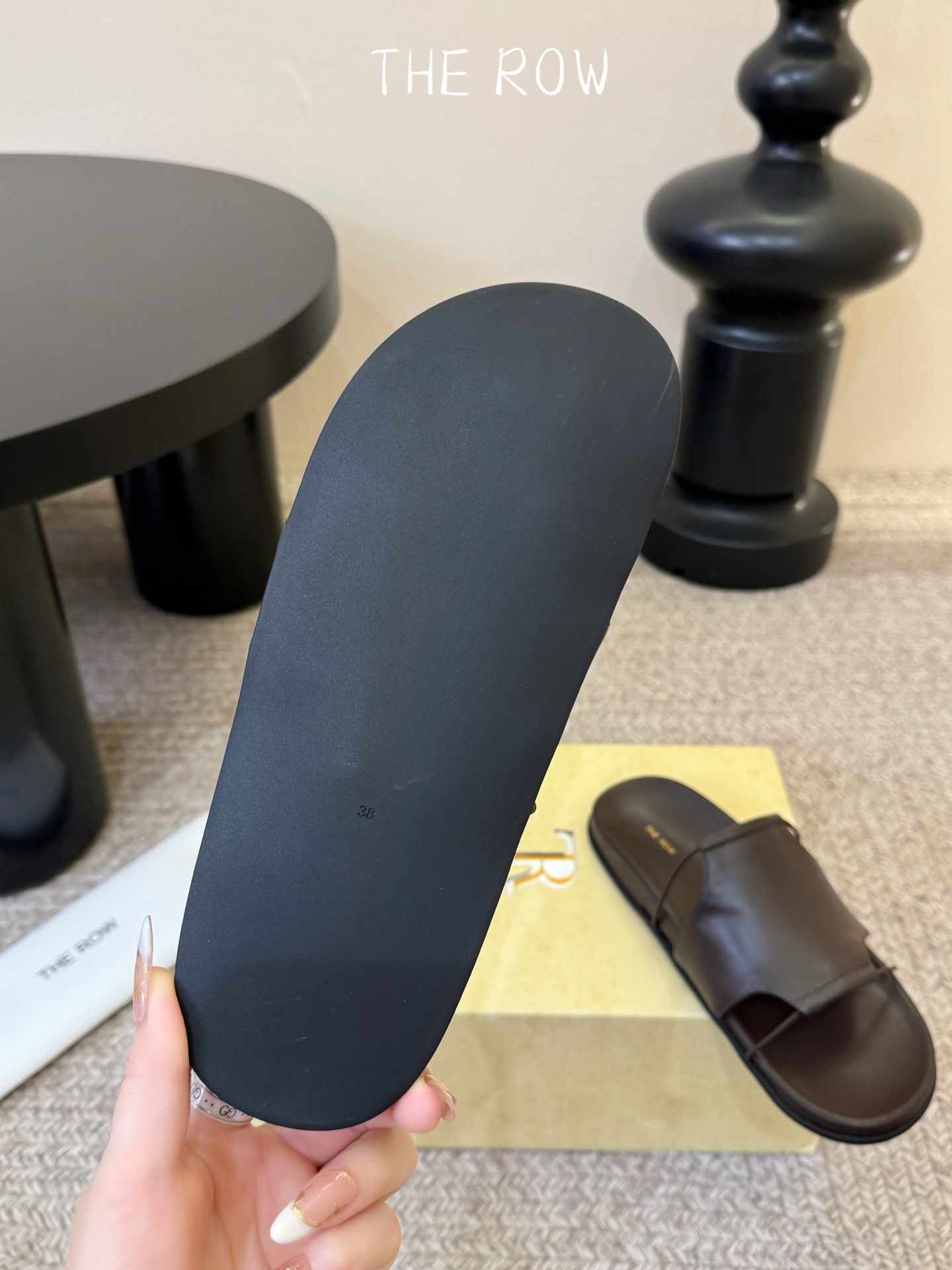 THE ROW 26春夏新款简易沙滩拖鞋 近两年最火之一的品牌，几乎博主人手一双！夏日的季节就要到了，推