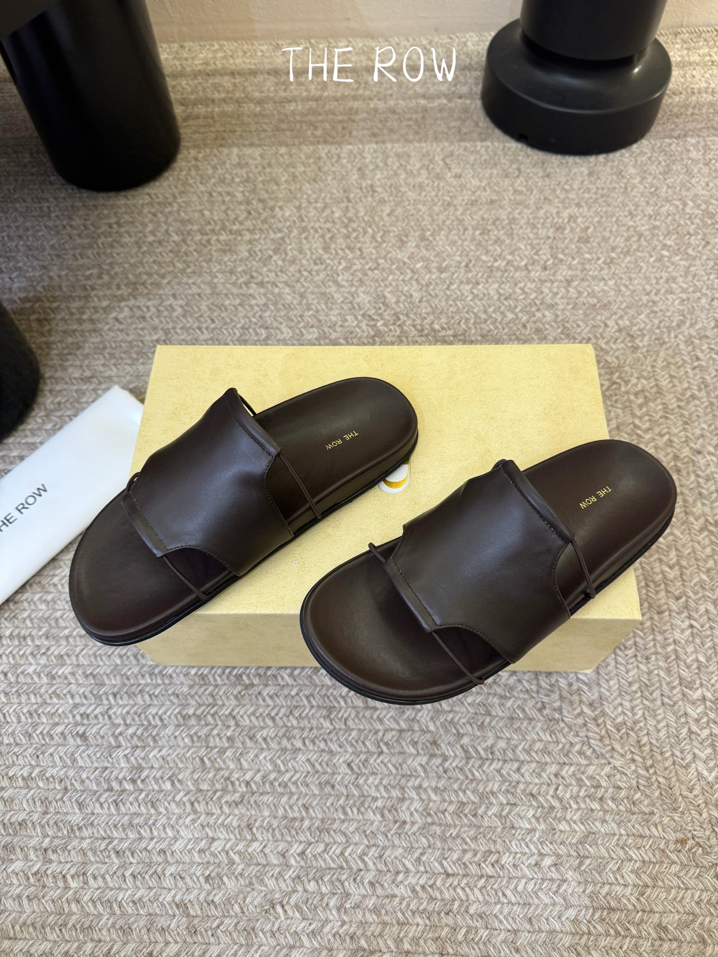 THE ROW 26春夏新款简易沙滩拖鞋 近两年最火之一的品牌，几乎博主人手一双！夏日的季节就要到了，推