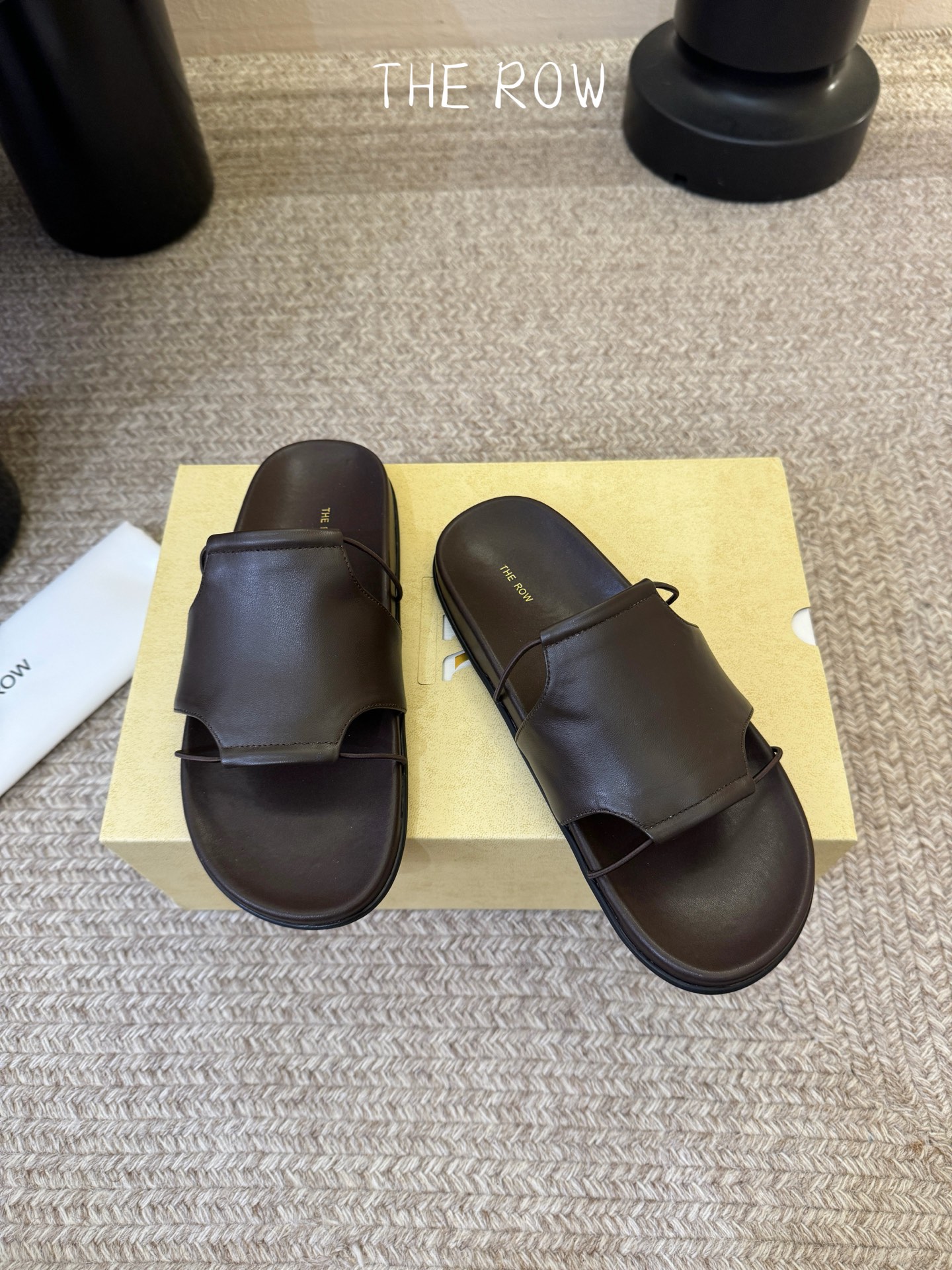 THE ROW 26春夏新款简易沙滩拖鞋 近两年最火之一的品牌，几乎博主人手一双！夏日的季节就要到了，推
