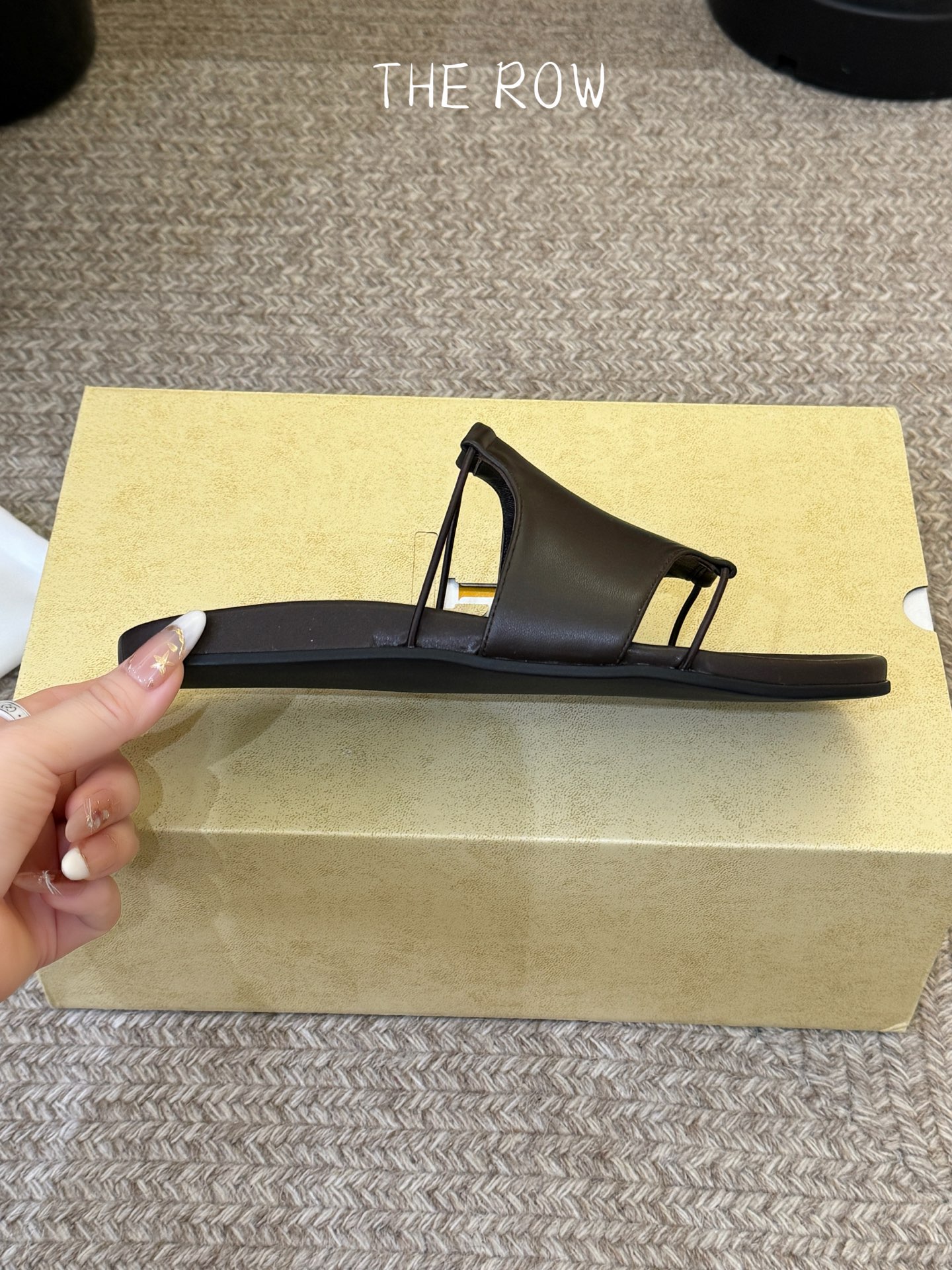 THE ROW 26春夏新款简易沙滩拖鞋 近两年最火之一的品牌，几乎博主人手一双！夏日的季节就要到了，推