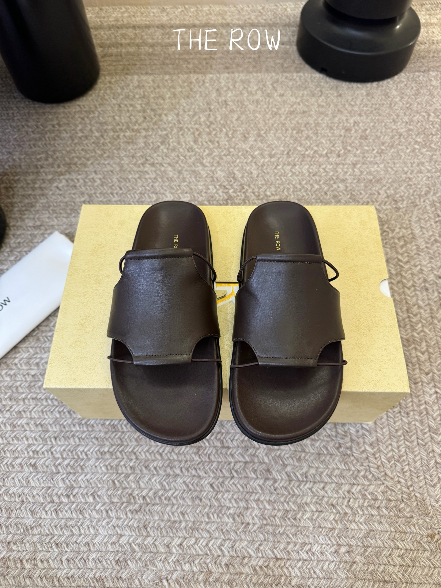 THE ROW 26春夏新款简易沙滩拖鞋 近两年最火之一的品牌，几乎博主人手一双！夏日的季节就要到了，推
