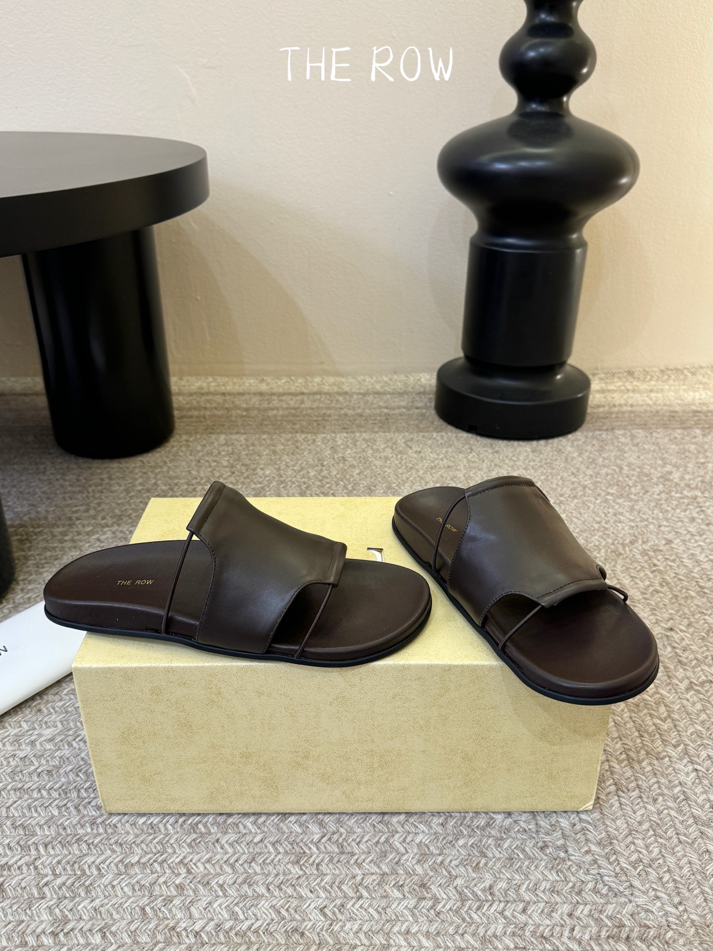 THE ROW 26春夏新款简易沙滩拖鞋 近两年最火之一的品牌，几乎博主人手一双！夏日的季节就要到了，推