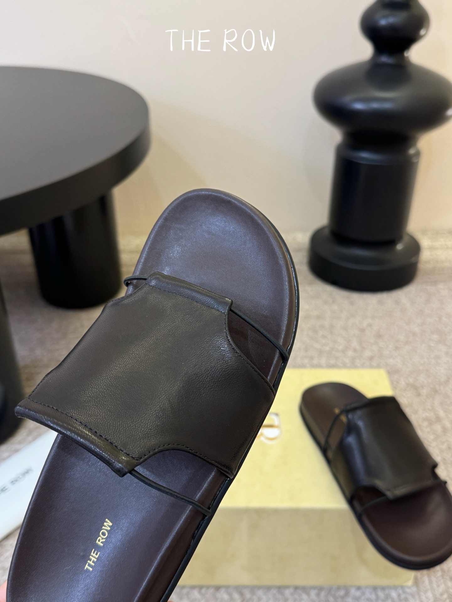 THE ROW 26春夏新款简易沙滩拖鞋 近两年最火之一的品牌，几乎博主人手一双！夏日的季节就要到了，推