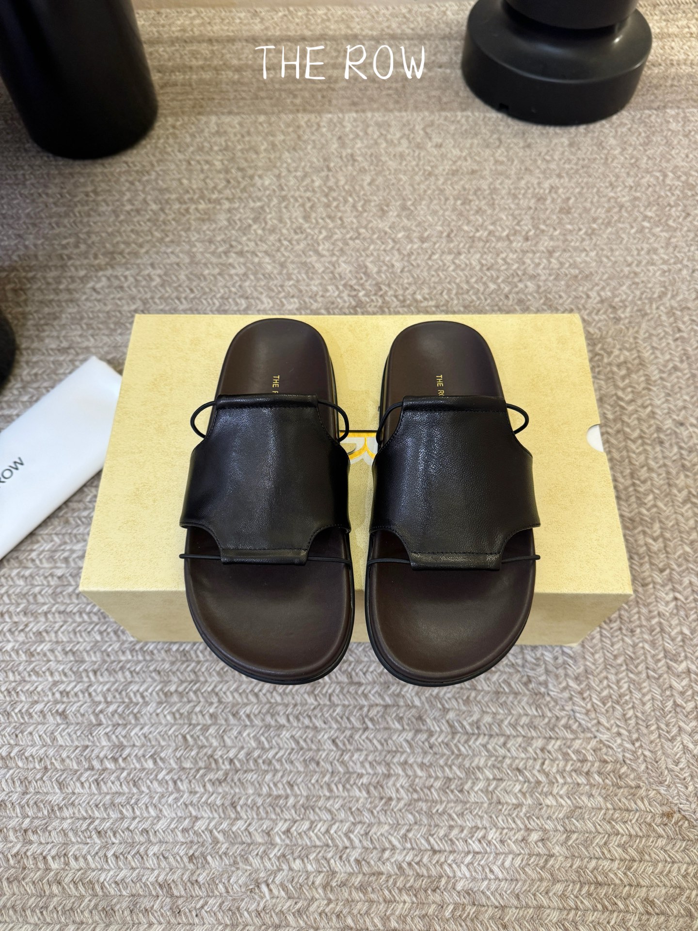 THE ROW 26春夏新款简易沙滩拖鞋 近两年最火之一的品牌，几乎博主人手一双！夏日的季节就要到了，推