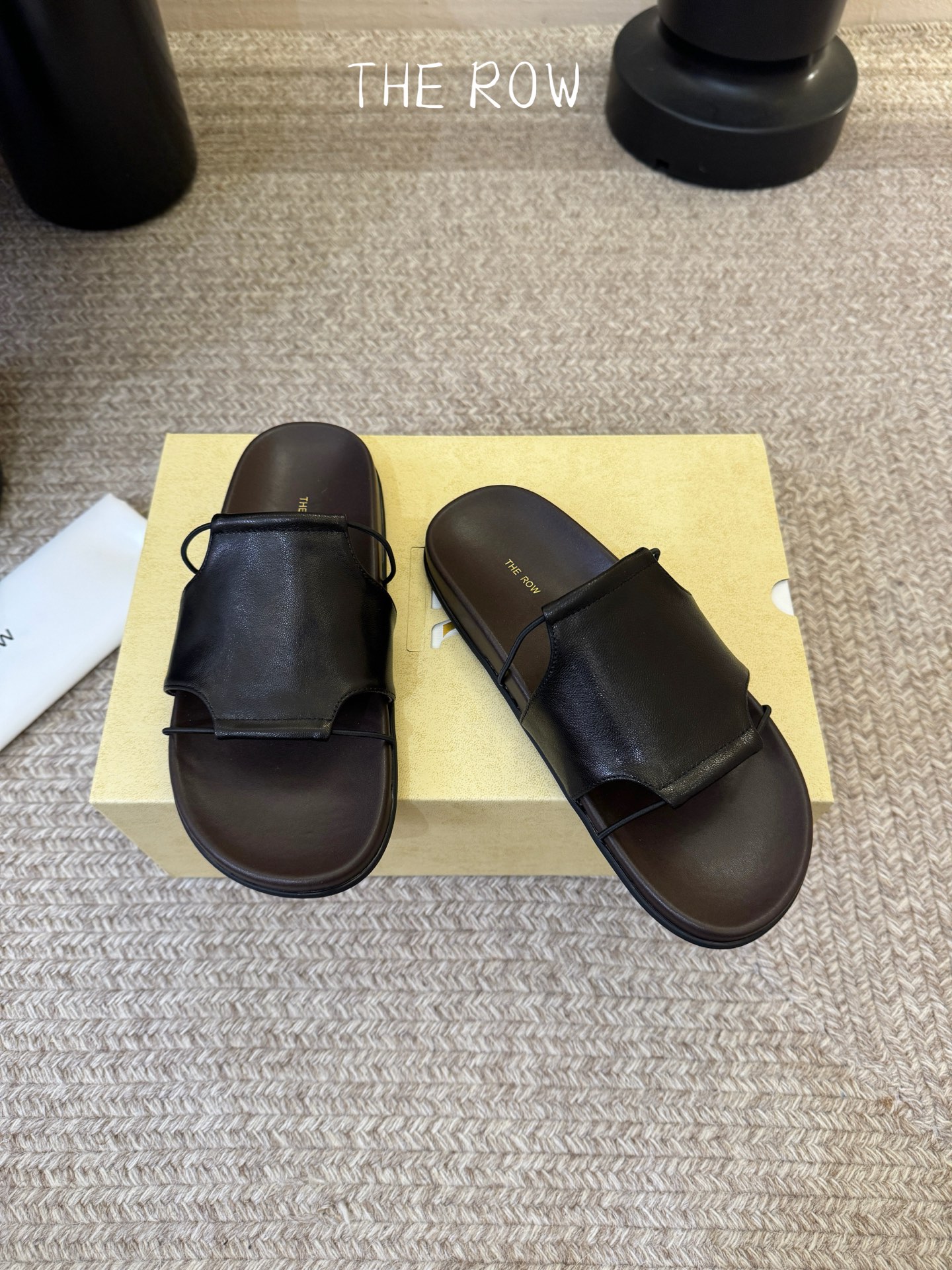 THE ROW 26春夏新款简易沙滩拖鞋 近两年最火之一的品牌，几乎博主人手一双！夏日的季节就要到了，推