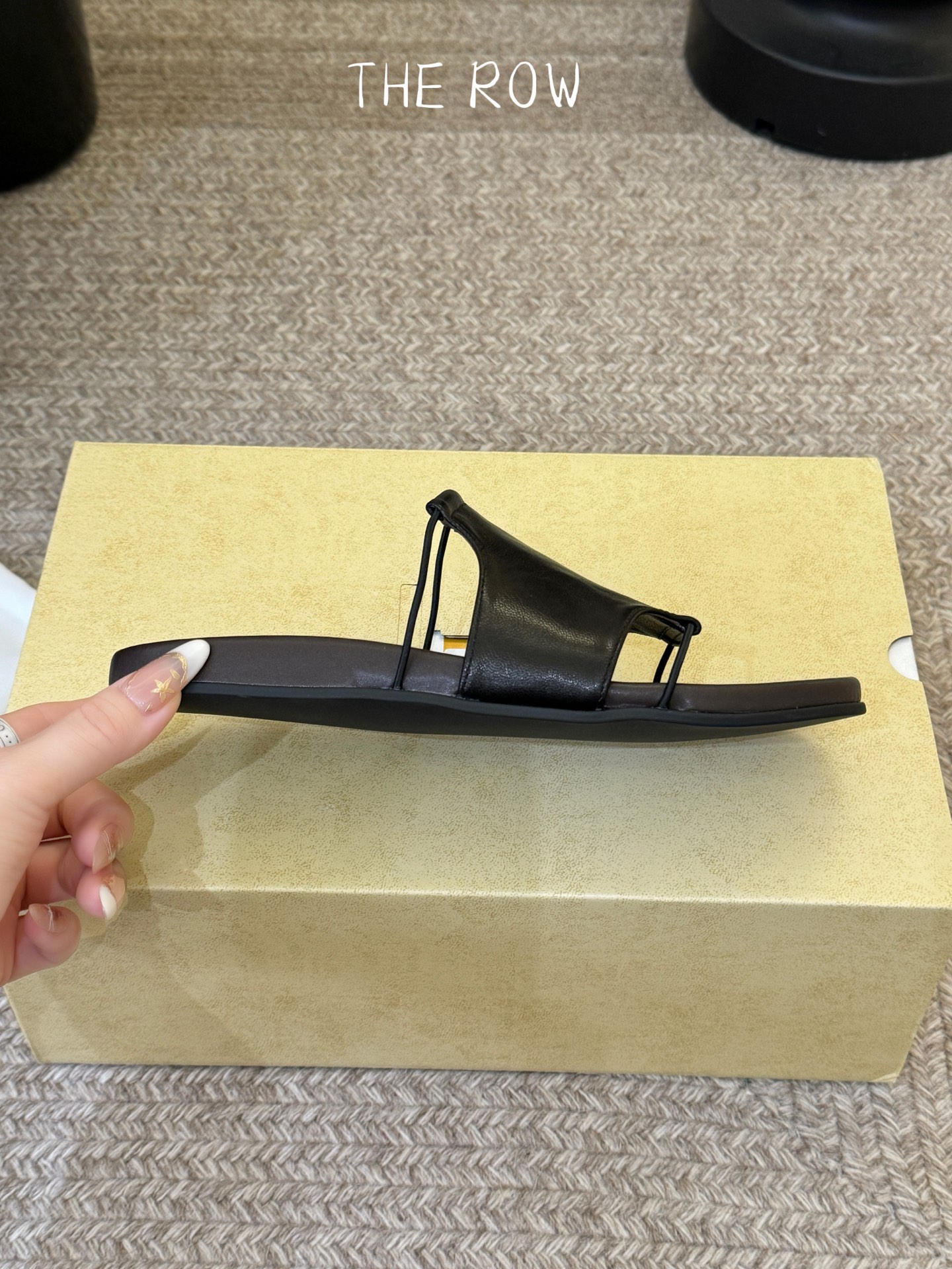 THE ROW 26春夏新款简易沙滩拖鞋 近两年最火之一的品牌，几乎博主人手一双！夏日的季节就要到了，推