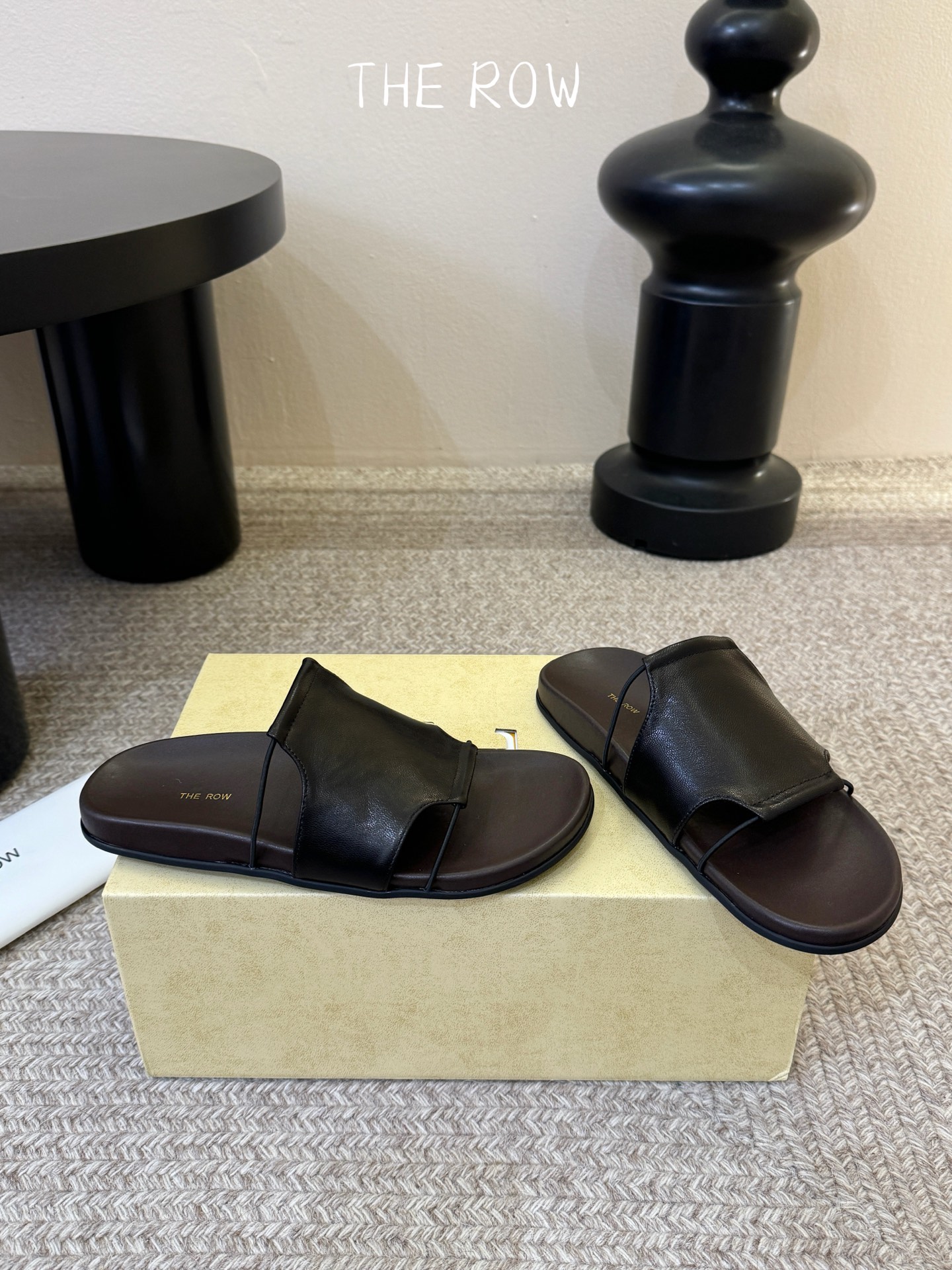 THE ROW 26春夏新款简易沙滩拖鞋 近两年最火之一的品牌，几乎博主人手一双！夏日的季节就要到了，推