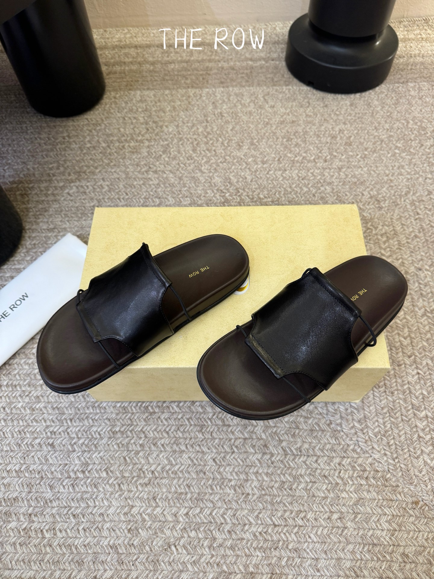 THE ROW 26春夏新款简易沙滩拖鞋 近两年最火之一的品牌，几乎博主人手一双！夏日的季节就要到了，推