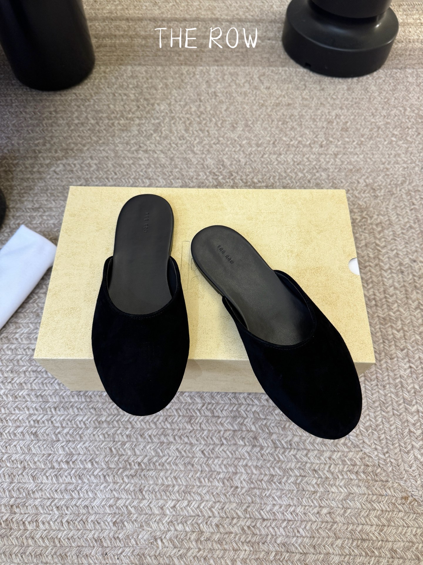 The Row 26ss 春夏新款 圆头绒面半拖这是一个用最好的材质来制作极简风的品牌，非常用心的工艺收