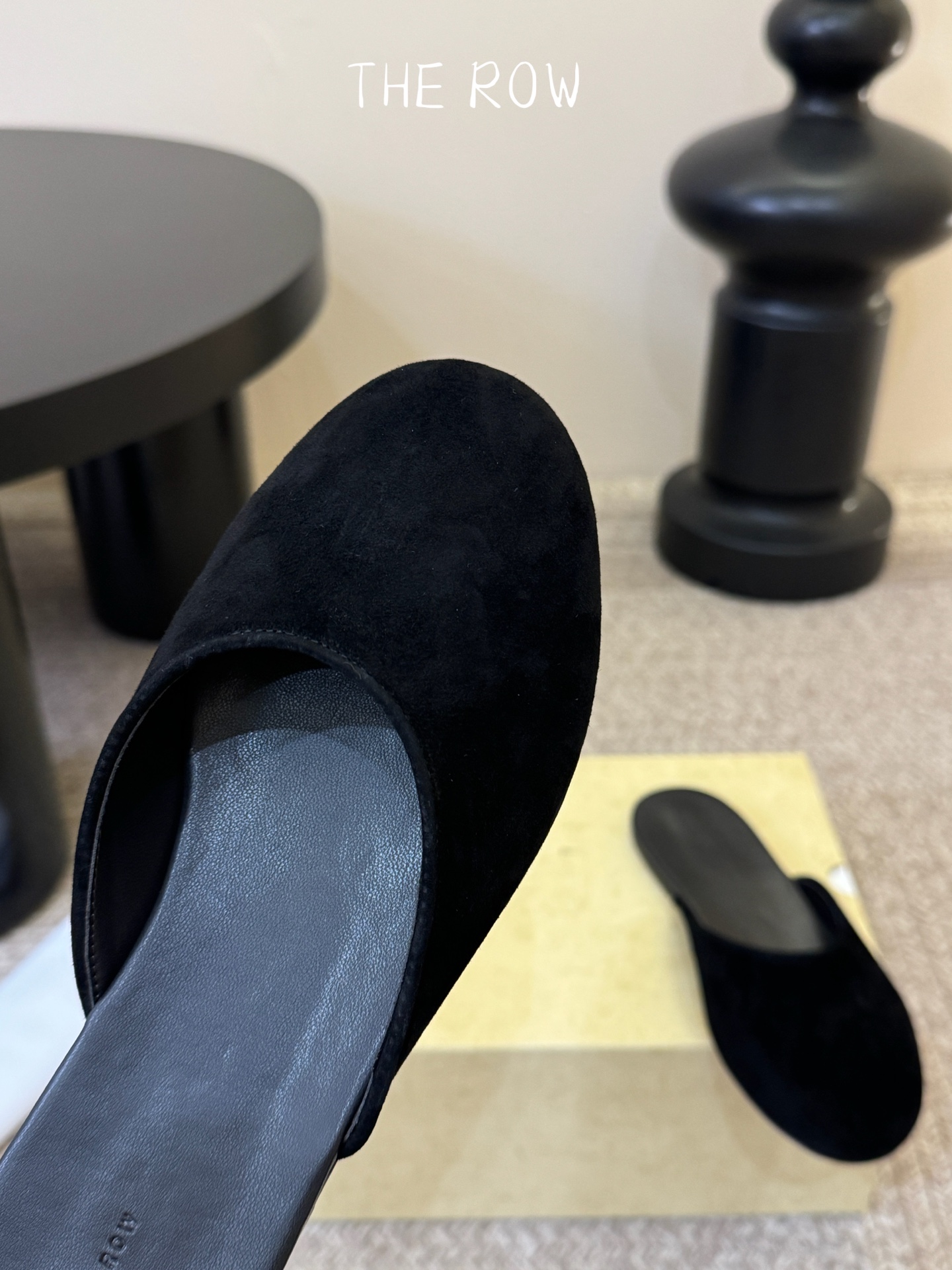 The Row 26ss 春夏新款 圆头绒面半拖这是一个用最好的材质来制作极简风的品牌，非常用心的工艺收