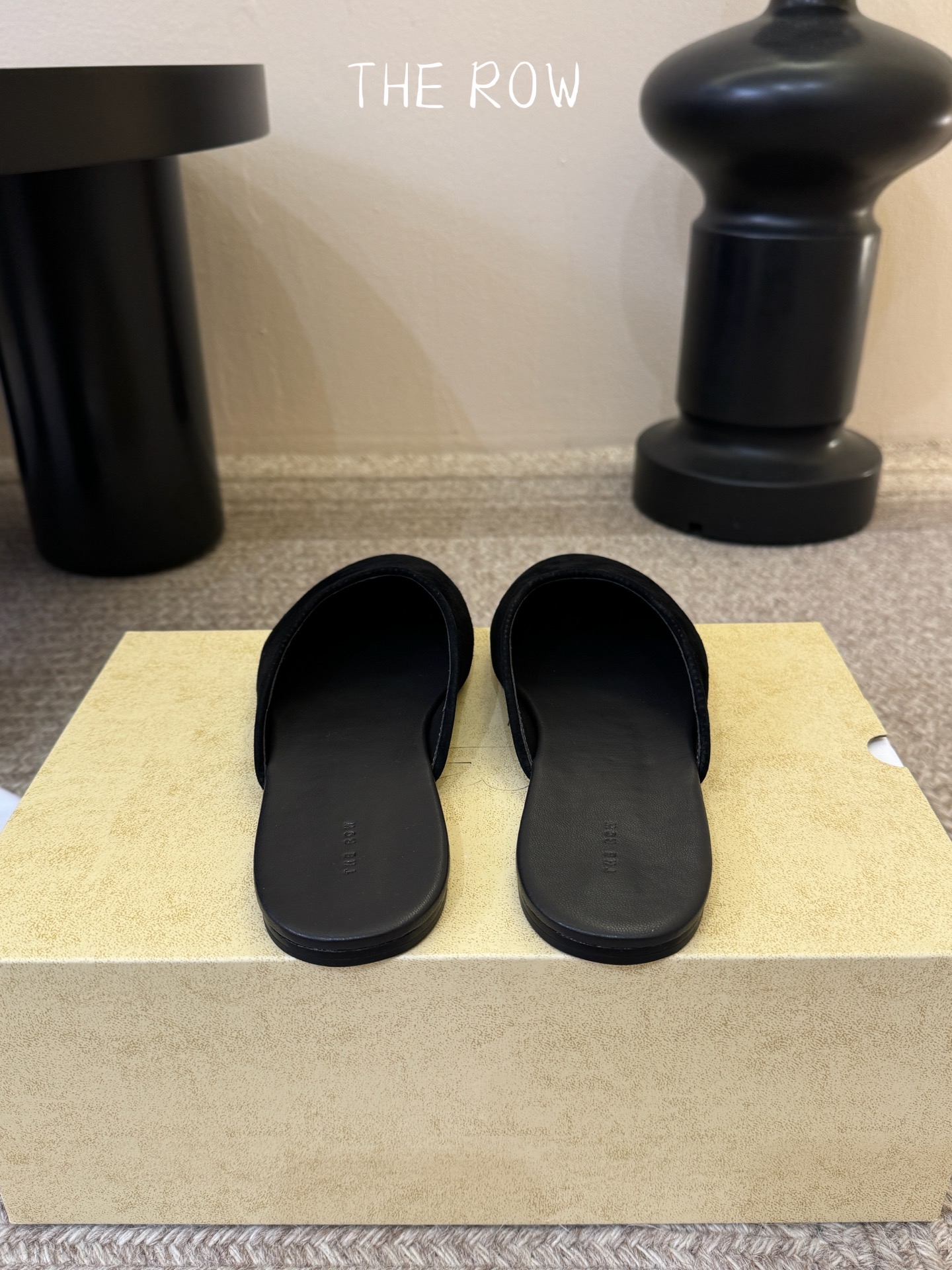 The Row 26ss 春夏新款 圆头绒面半拖这是一个用最好的材质来制作极简风的品牌，非常用心的工艺收