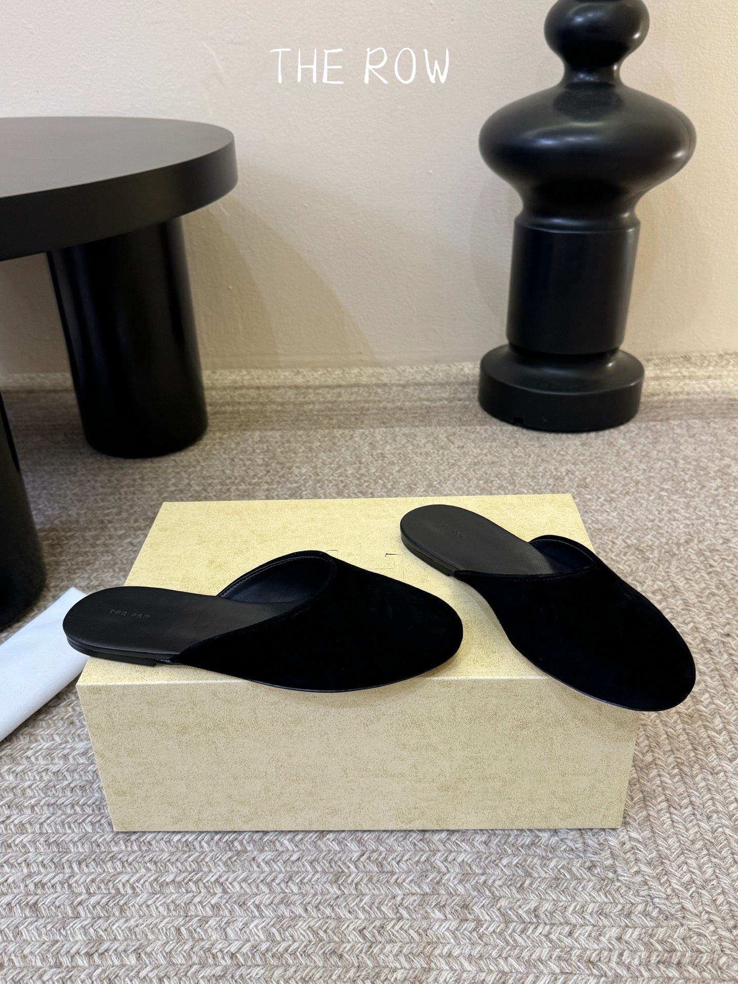 The Row 26ss 春夏新款 圆头绒面半拖这是一个用最好的材质来制作极简风的品牌，非常用心的工艺收