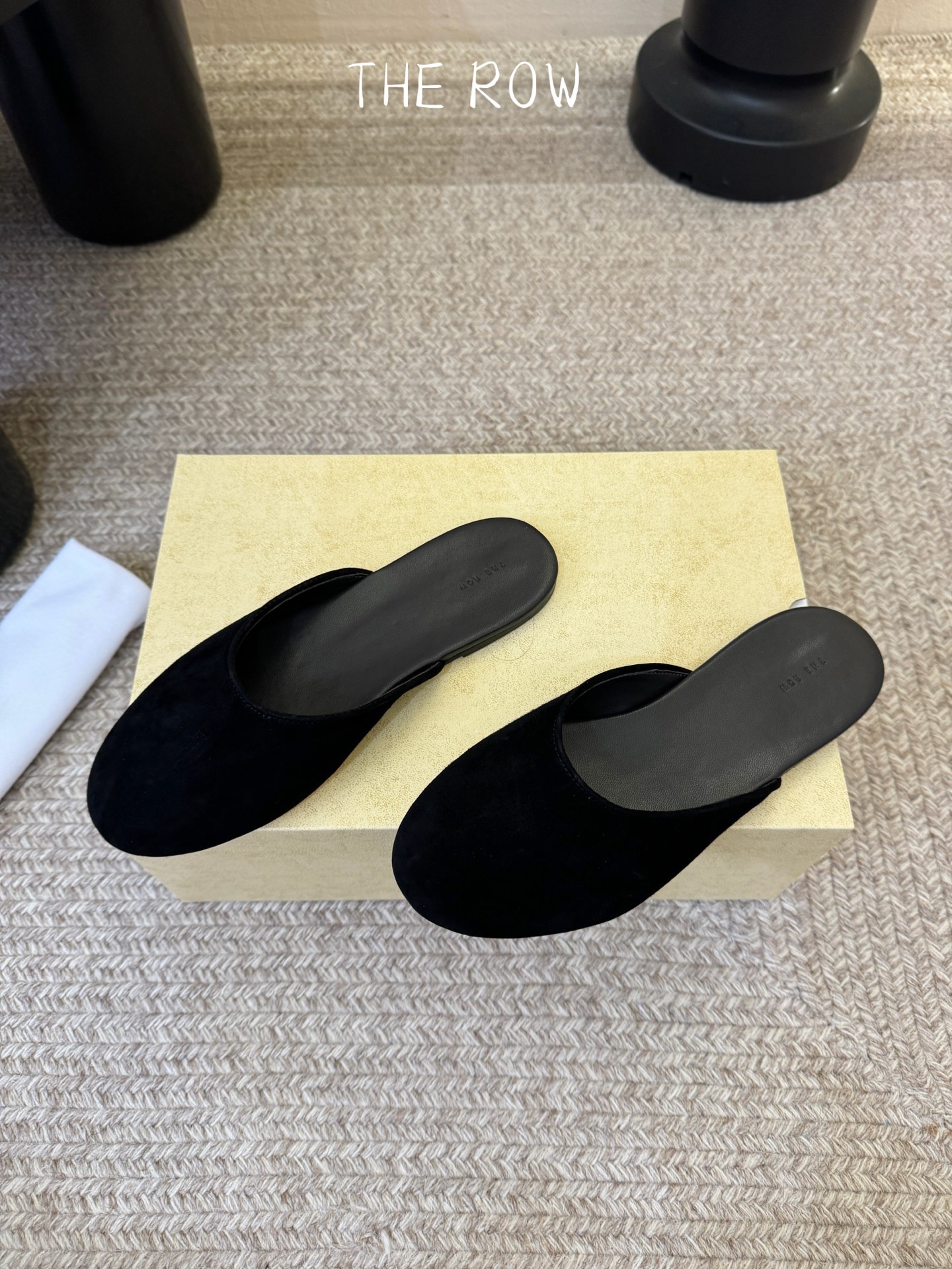 The Row 26ss 春夏新款 圆头绒面半拖这是一个用最好的材质来制作极简风的品牌，非常用心的工艺收