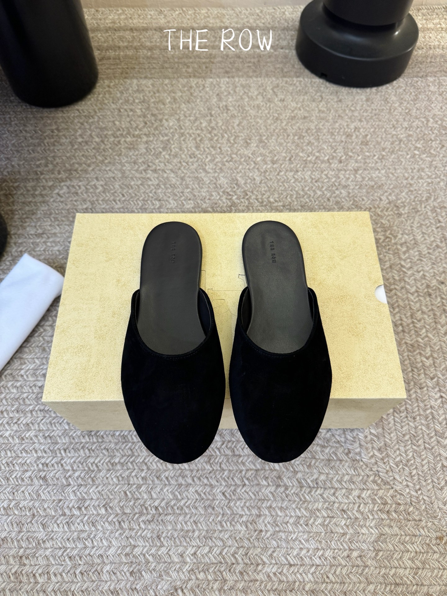 The Row 26ss 春夏新款 圆头绒面半拖这是一个用最好的材质来制作极简风的品牌，非常用心的工艺收