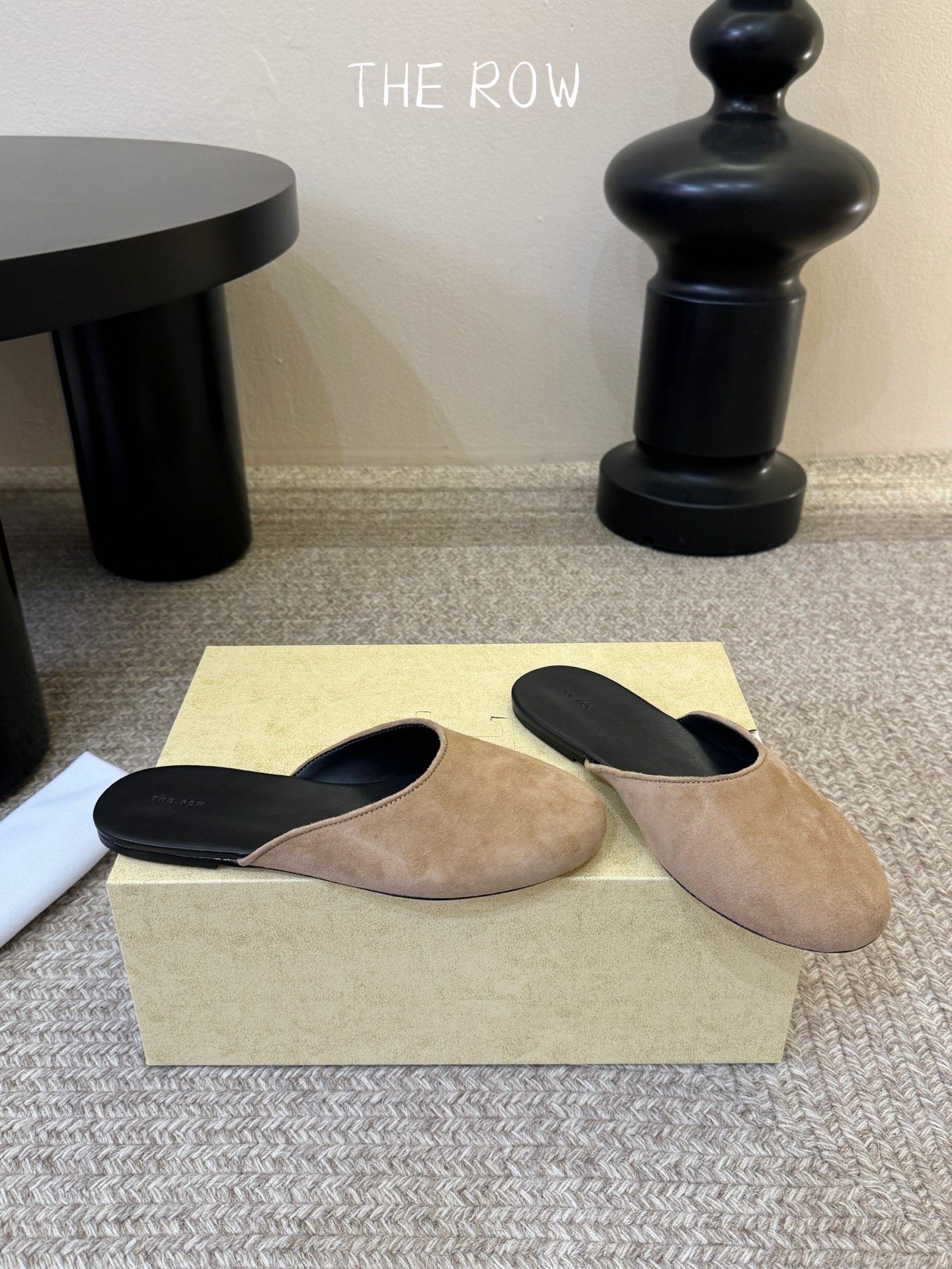 The Row 26ss 春夏新款 圆头绒面半拖这是一个用最好的材质来制作极简风的品牌，非常用心的工艺收