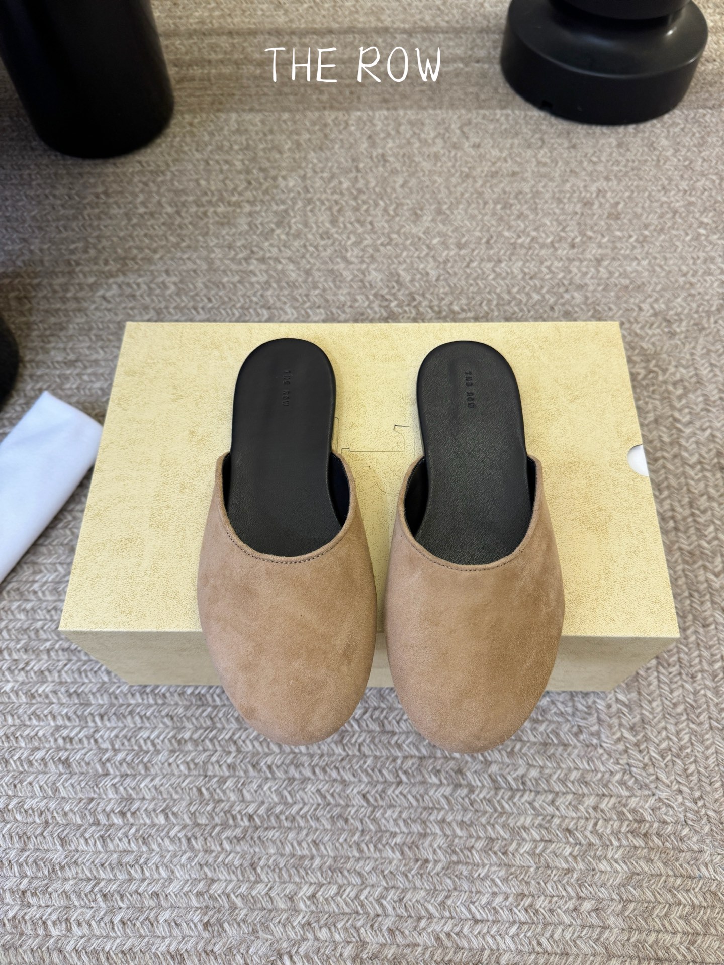 The Row 26ss 春夏新款 圆头绒面半拖这是一个用最好的材质来制作极简风的品牌，非常用心的工艺收