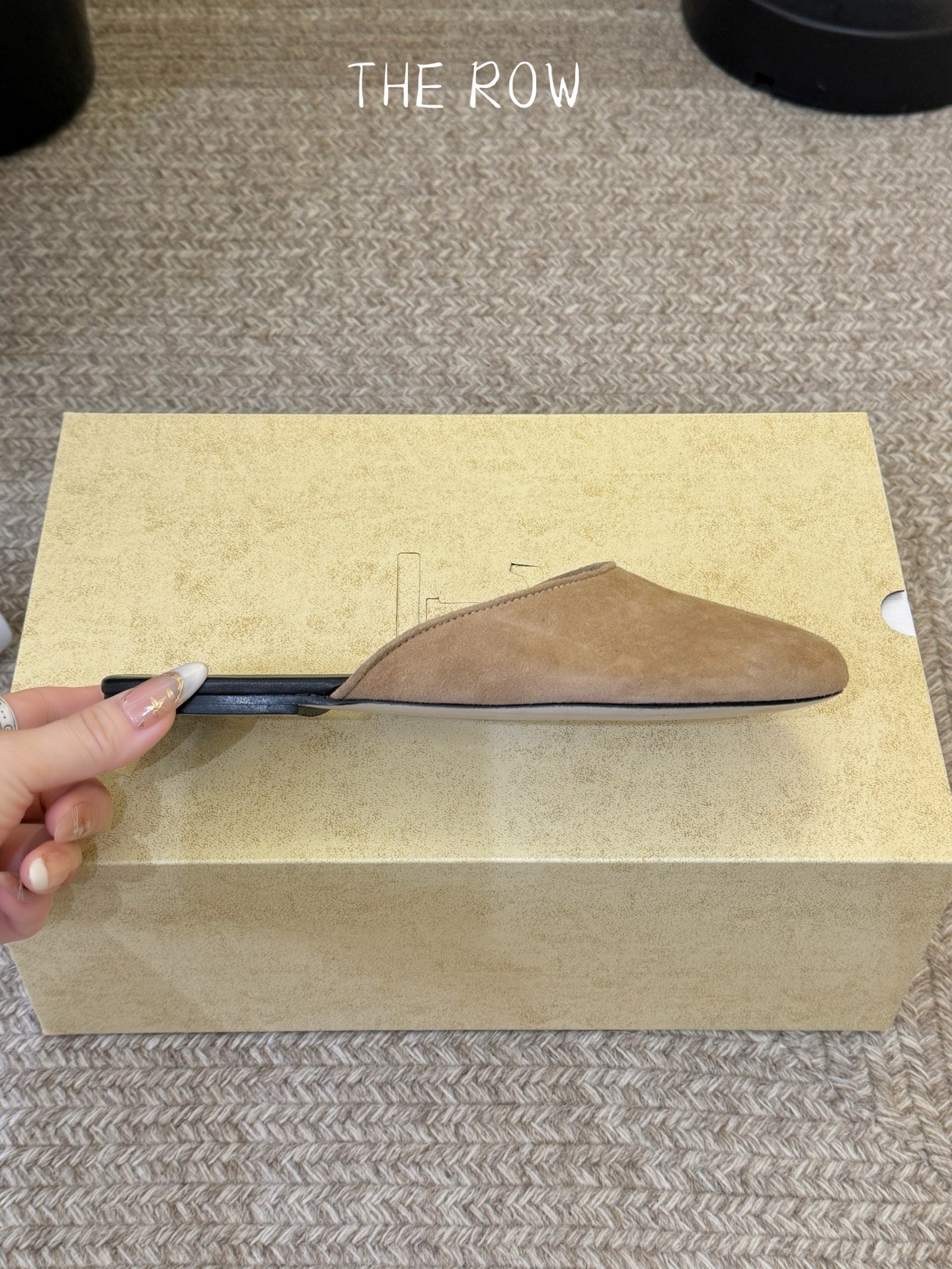 The Row 26ss 春夏新款 圆头绒面半拖这是一个用最好的材质来制作极简风的品牌，非常用心的工艺收