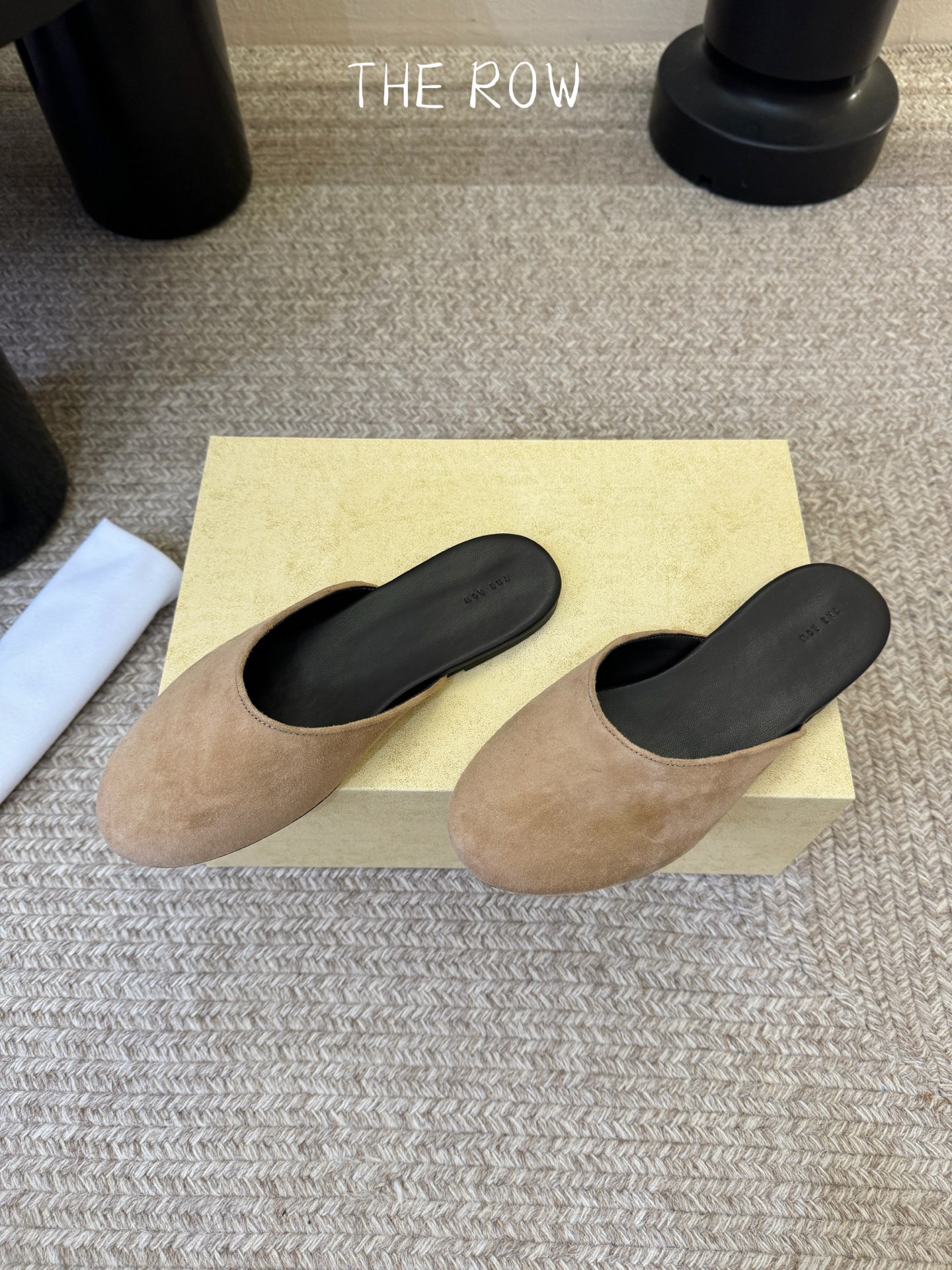 The Row 26ss 春夏新款 圆头绒面半拖这是一个用最好的材质来制作极简风的品牌，非常用心的工艺收