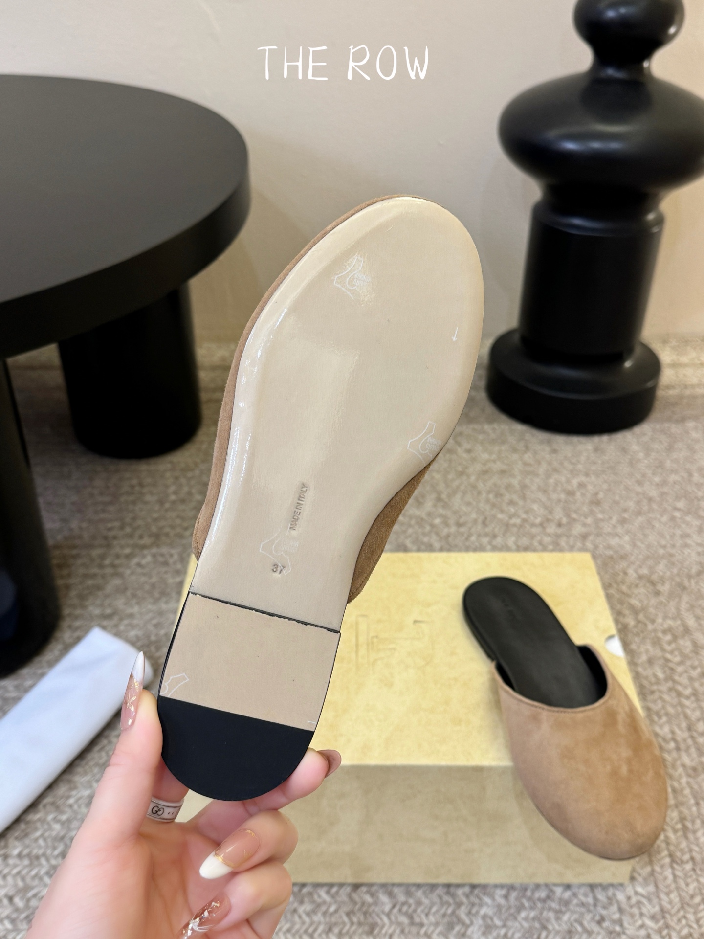 The Row 26ss 春夏新款 圆头绒面半拖这是一个用最好的材质来制作极简风的品牌，非常用心的工艺收