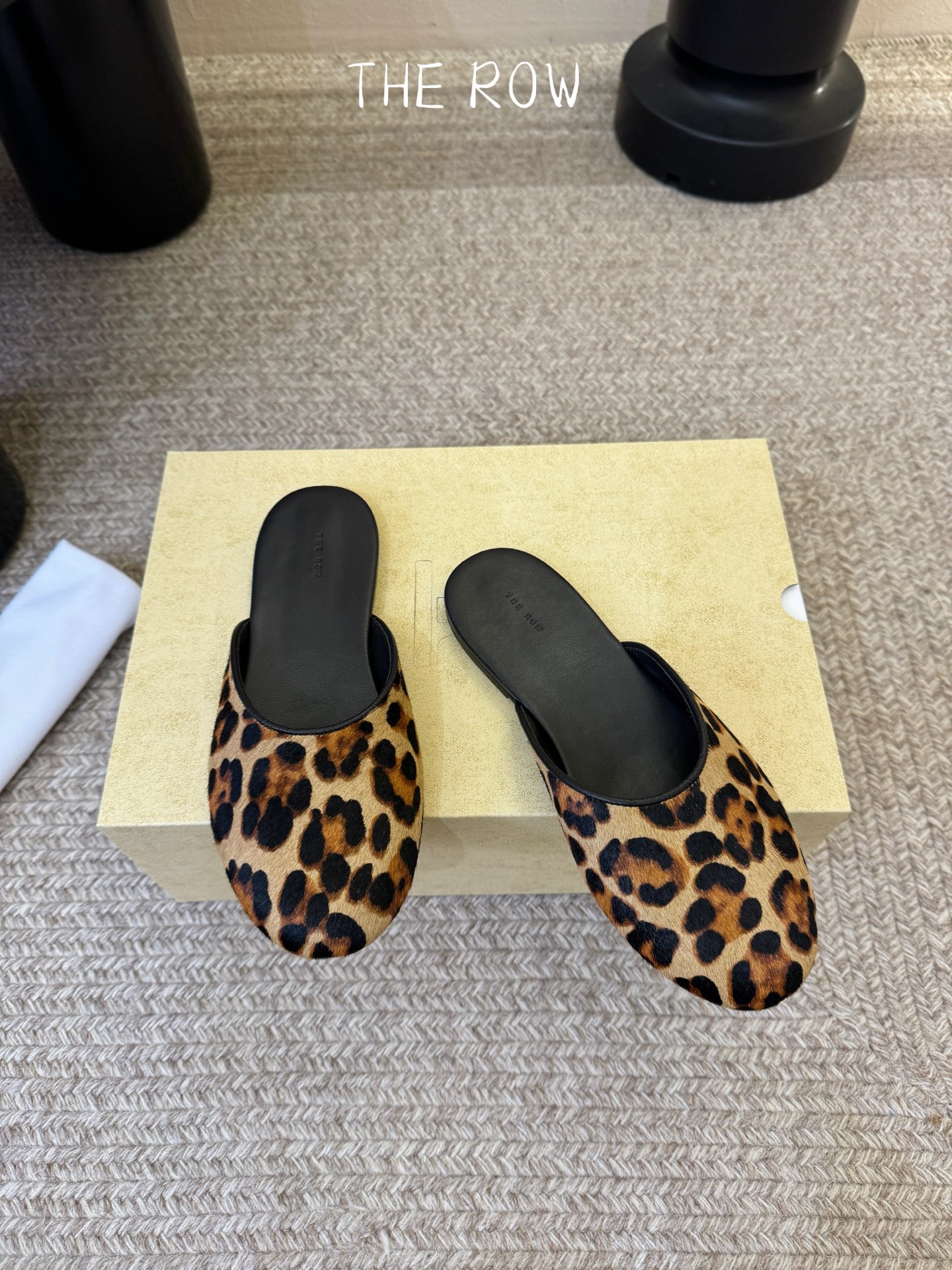 The Row 26ss 春夏新款 圆头绒面半拖这是一个用最好的材质来制作极简风的品牌，非常用心的工艺收