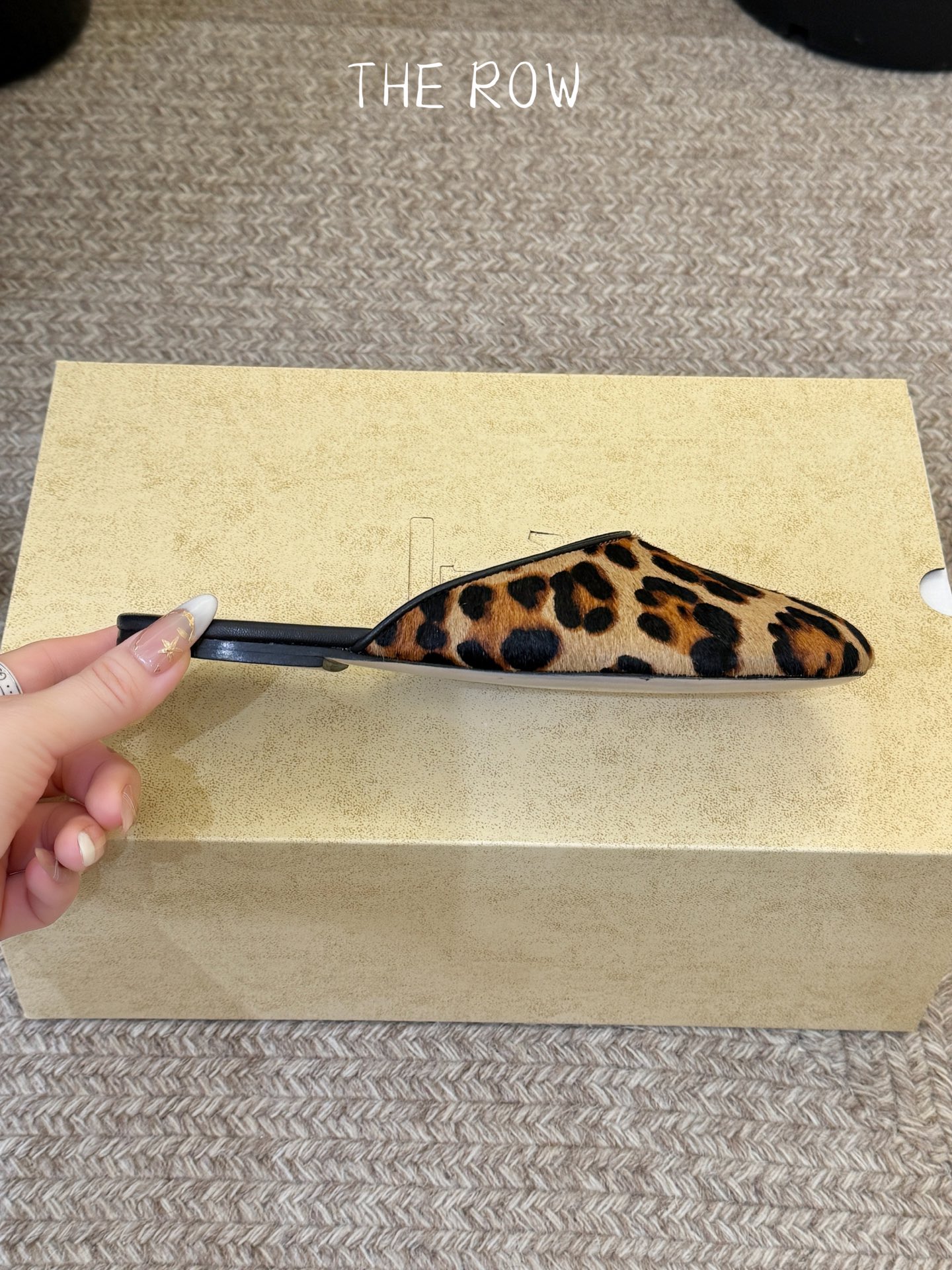 The Row 26ss 春夏新款 圆头绒面半拖这是一个用最好的材质来制作极简风的品牌，非常用心的工艺收