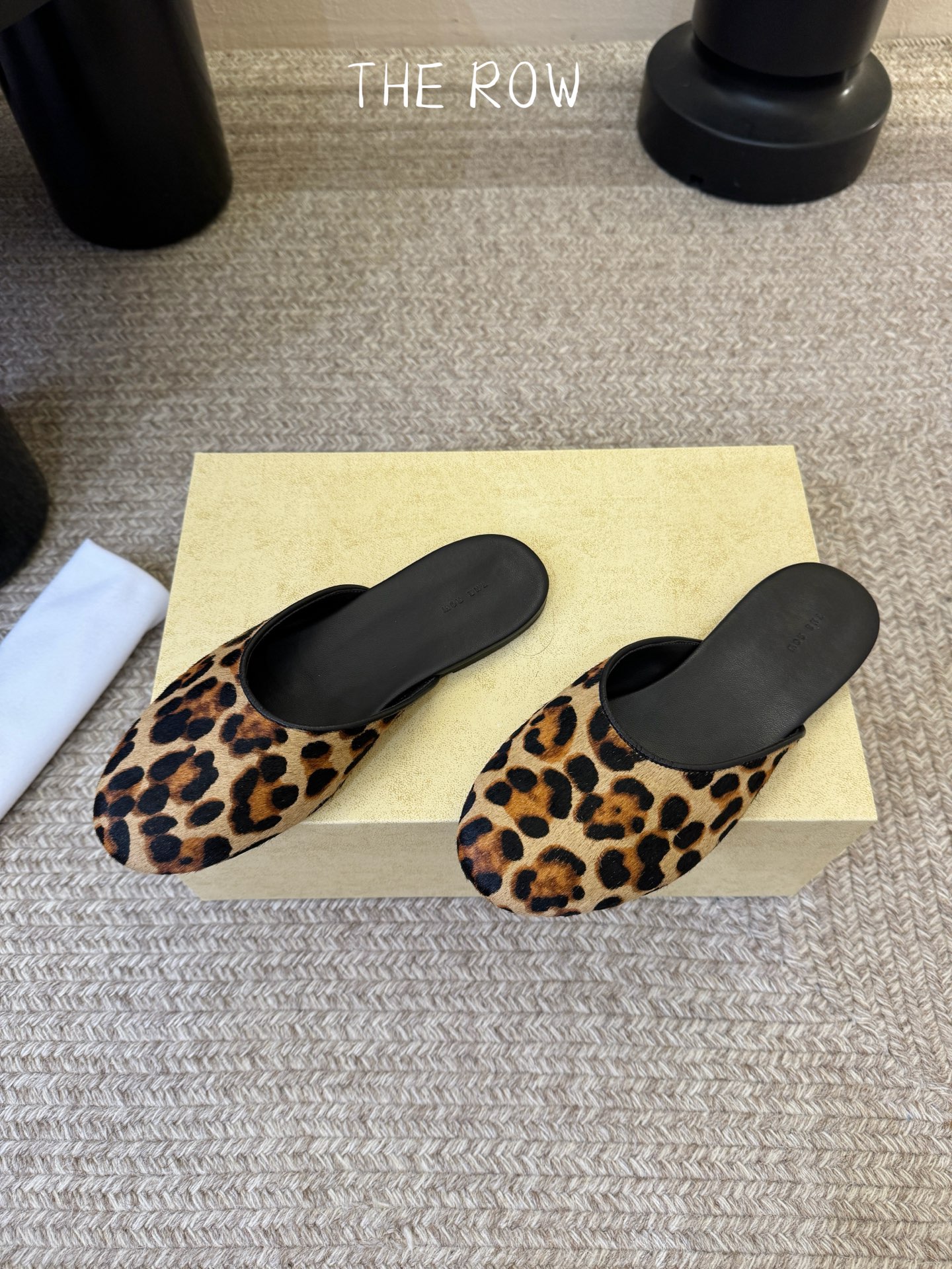 The Row 26ss 春夏新款 圆头绒面半拖这是一个用最好的材质来制作极简风的品牌，非常用心的工艺收