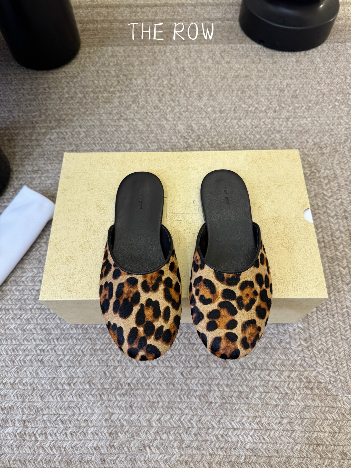 The Row 26ss 春夏新款 圆头绒面半拖这是一个用最好的材质来制作极简风的品牌，非常用心的工艺收