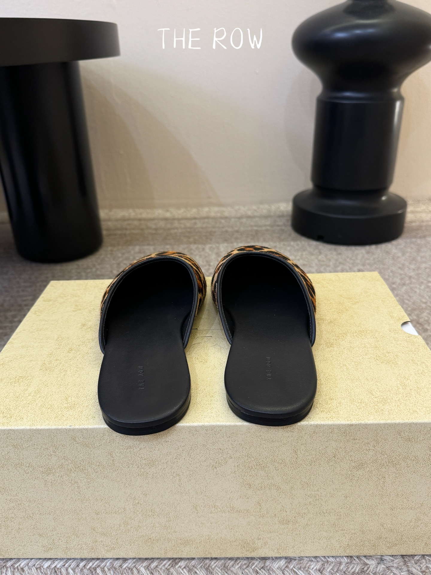 The Row 26ss 春夏新款 圆头绒面半拖这是一个用最好的材质来制作极简风的品牌，非常用心的工艺收