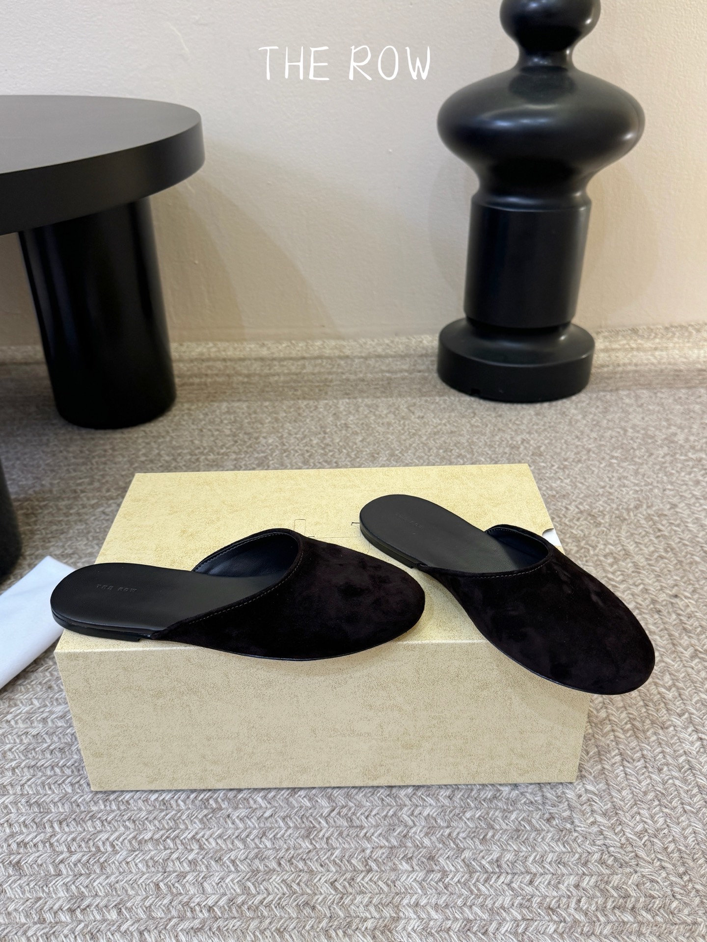 The Row 26ss 春夏新款 圆头绒面半拖这是一个用最好的材质来制作极简风的品牌，非常用心的工艺收