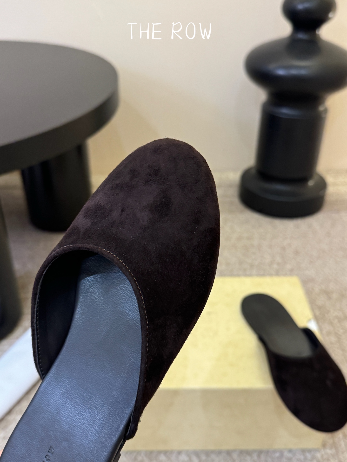 The Row 26ss 春夏新款 圆头绒面半拖这是一个用最好的材质来制作极简风的品牌，非常用心的工艺收