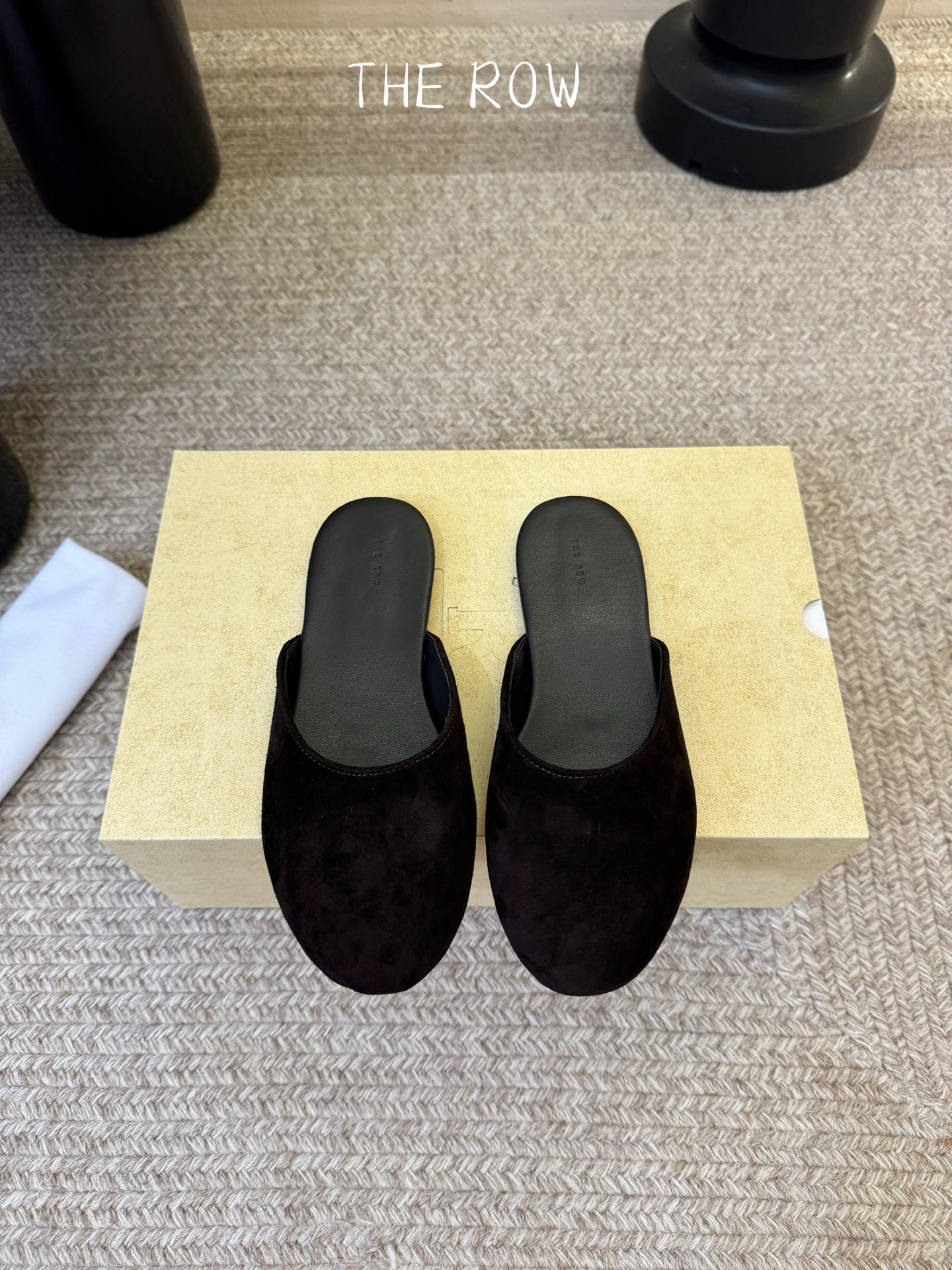 The Row 26ss 春夏新款 圆头绒面半拖这是一个用最好的材质来制作极简风的品牌，非常用心的工艺收