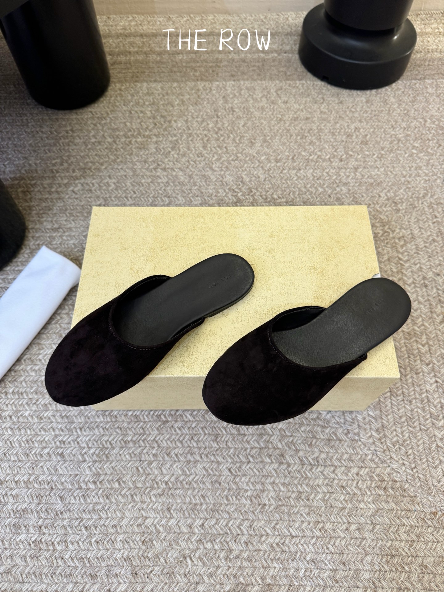 The Row 26ss 春夏新款 圆头绒面半拖这是一个用最好的材质来制作极简风的品牌，非常用心的工艺收