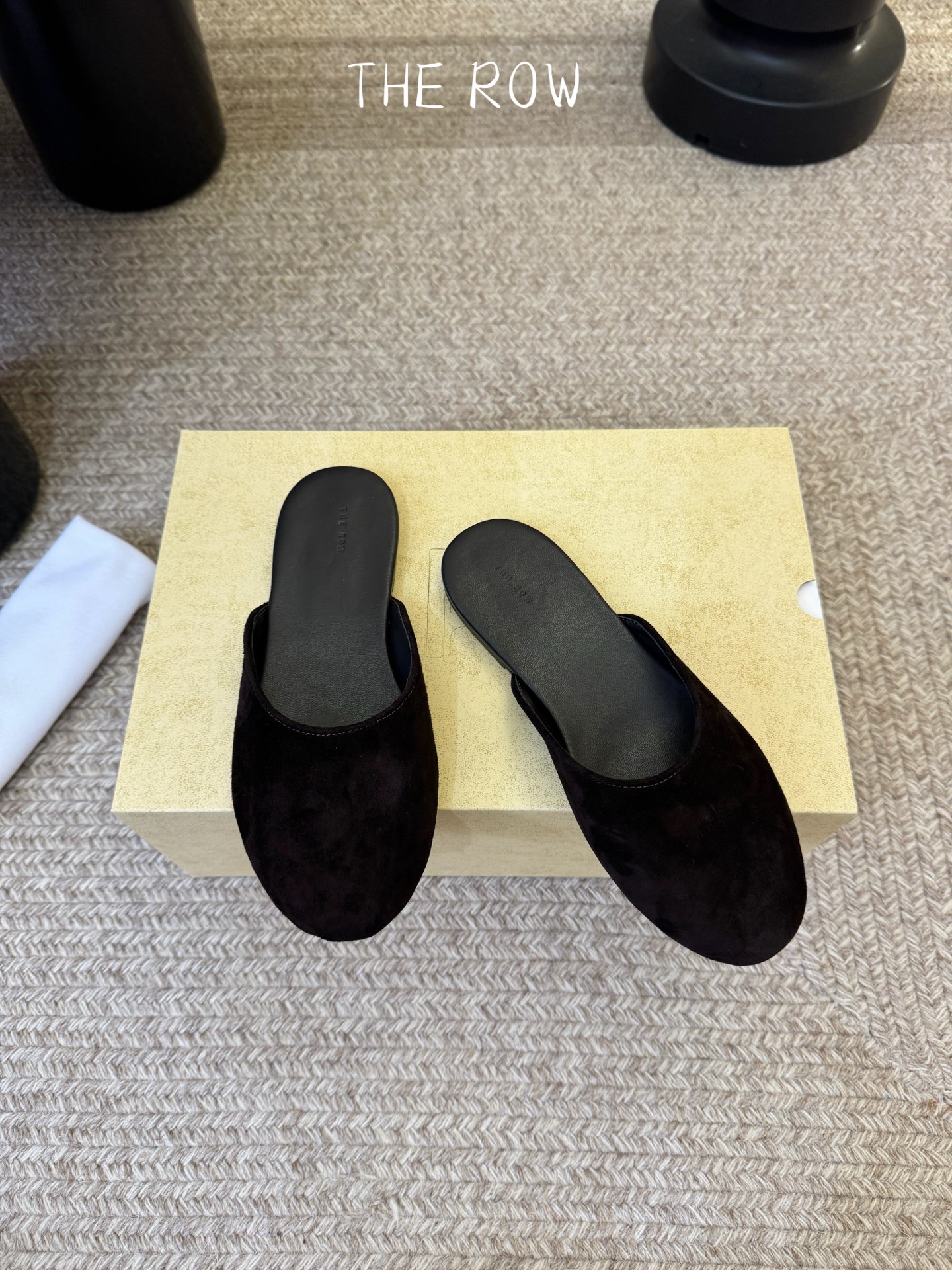 The Row 26ss 春夏新款 圆头绒面半拖这是一个用最好的材质来制作极简风的品牌，非常用心的工艺收