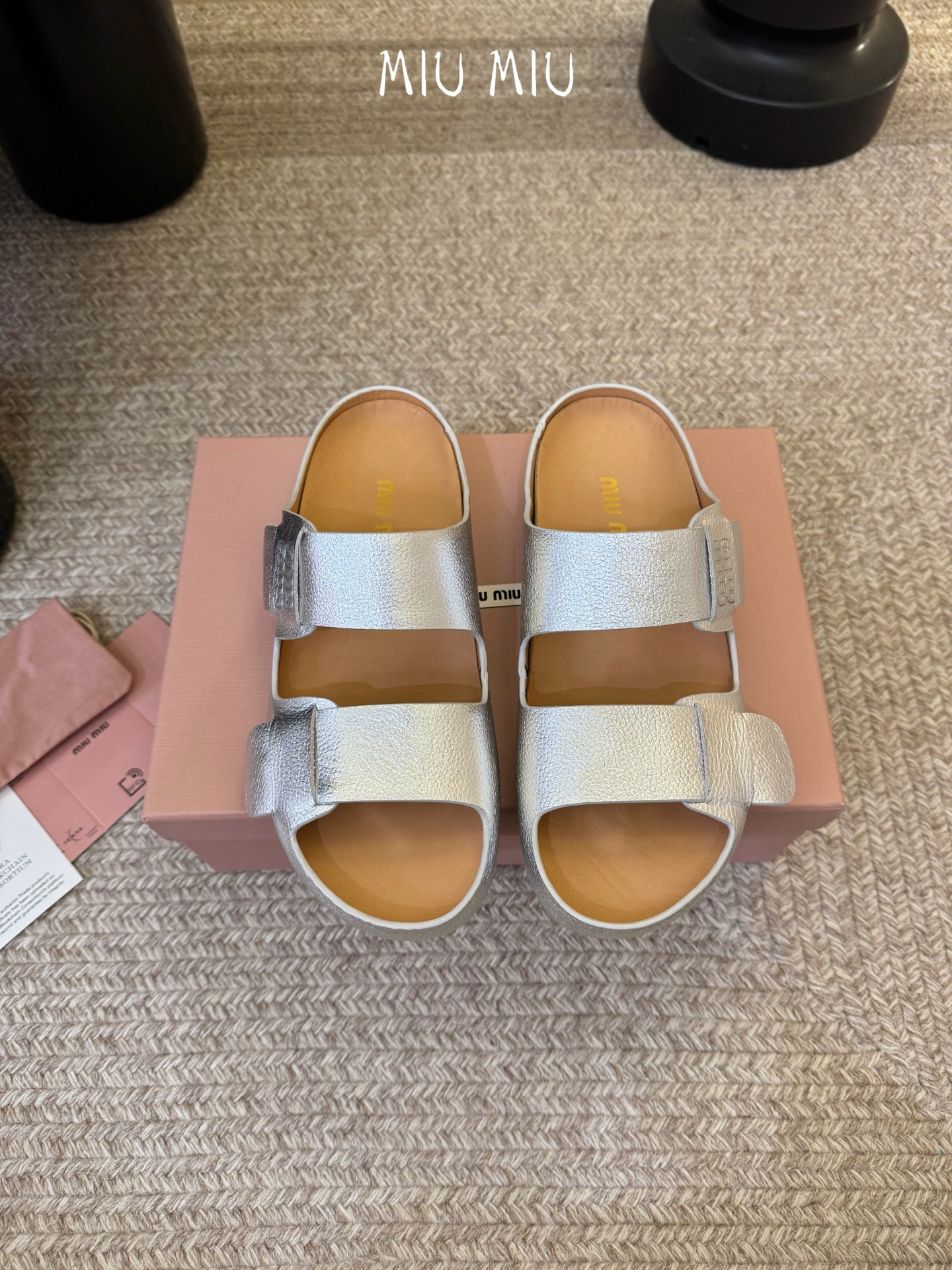 顶级 MiuMiu/缪缪2026ss夏季必备新款厚底勃肯沙滩拖鞋这个鞋型真的属于经典不会过时的设计而且符