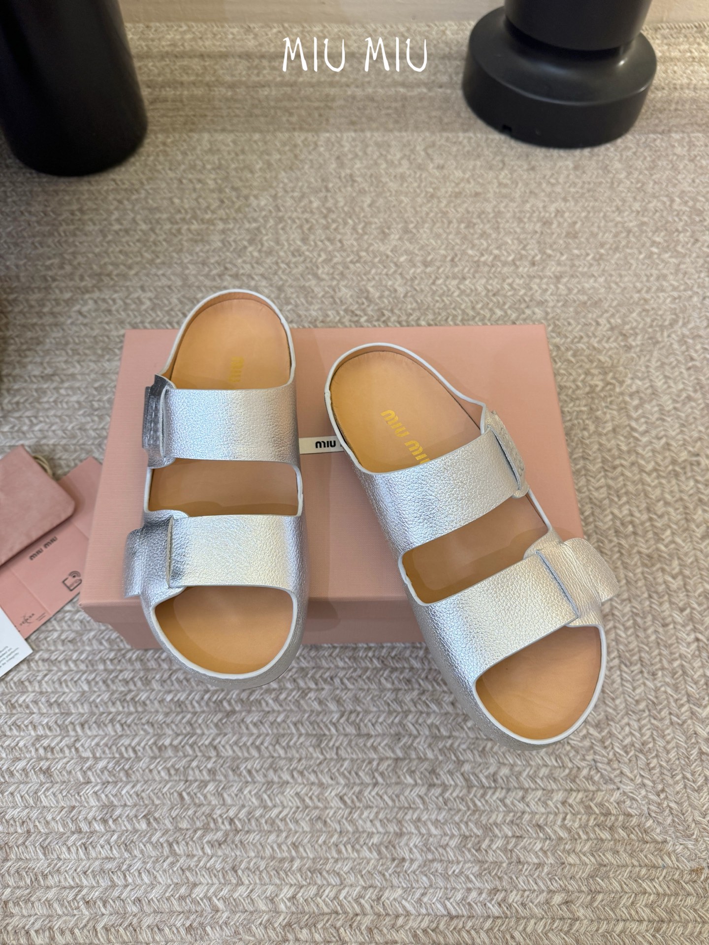 顶级 MiuMiu/缪缪2026ss夏季必备新款厚底勃肯沙滩拖鞋这个鞋型真的属于经典不会过时的设计而且符