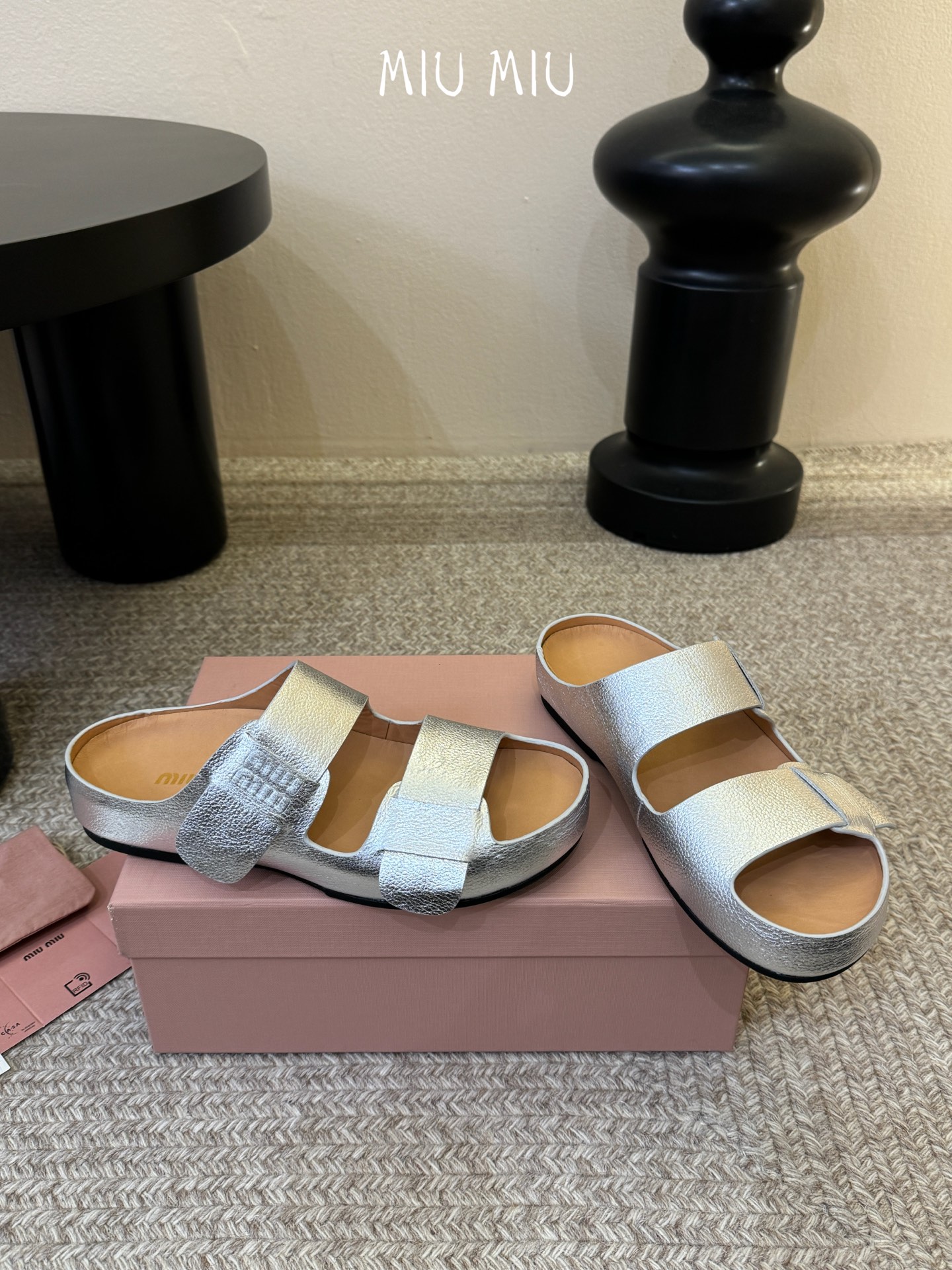 顶级 MiuMiu/缪缪2026ss夏季必备新款厚底勃肯沙滩拖鞋这个鞋型真的属于经典不会过时的设计而且符