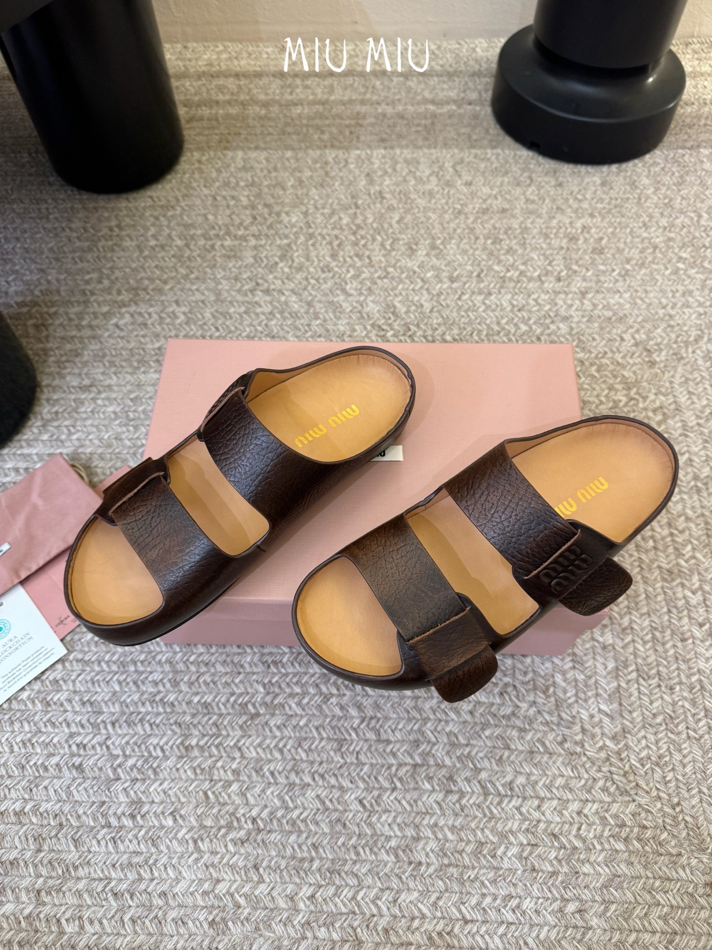 顶级 MiuMiu/缪缪2026ss夏季必备新款厚底勃肯沙滩拖鞋这个鞋型真的属于经典不会过时的设计而且符