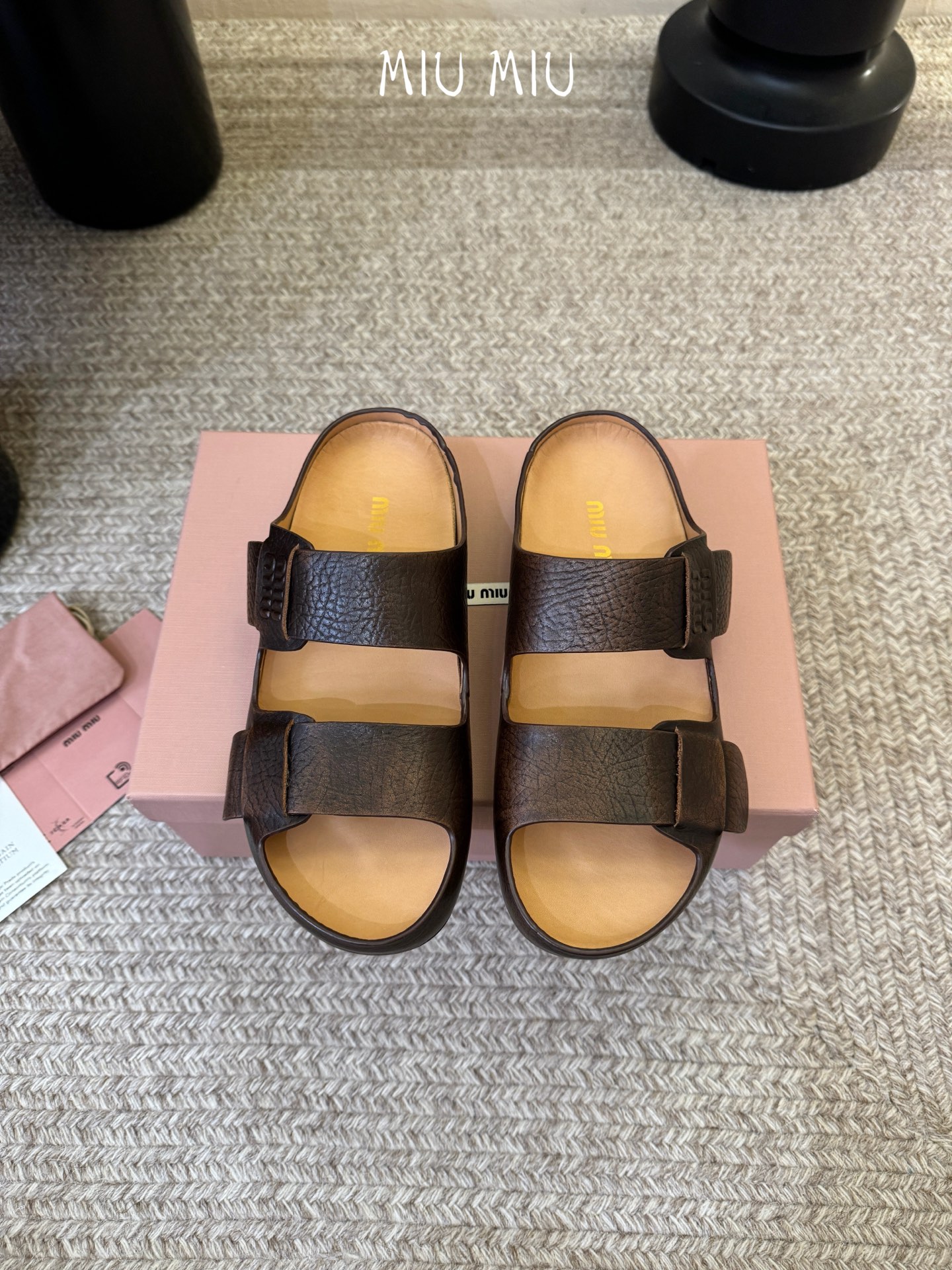 顶级 MiuMiu/缪缪2026ss夏季必备新款厚底勃肯沙滩拖鞋这个鞋型真的属于经典不会过时的设计而且符