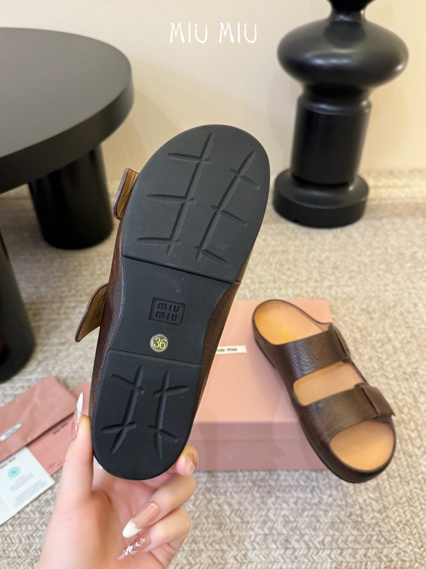 顶级 MiuMiu/缪缪2026ss夏季必备新款厚底勃肯沙滩拖鞋这个鞋型真的属于经典不会过时的设计而且符