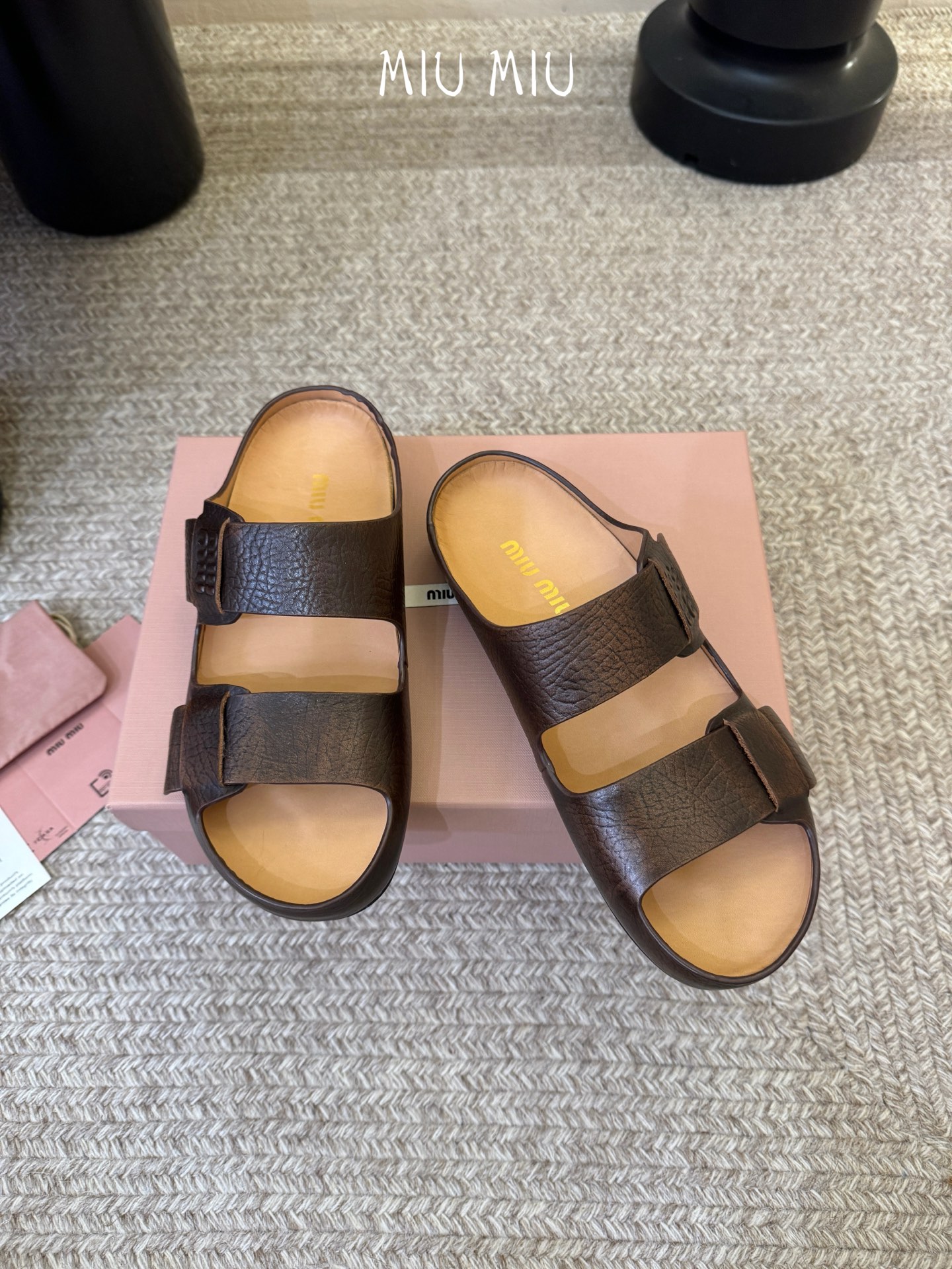 顶级 MiuMiu/缪缪2026ss夏季必备新款厚底勃肯沙滩拖鞋这个鞋型真的属于经典不会过时的设计而且符