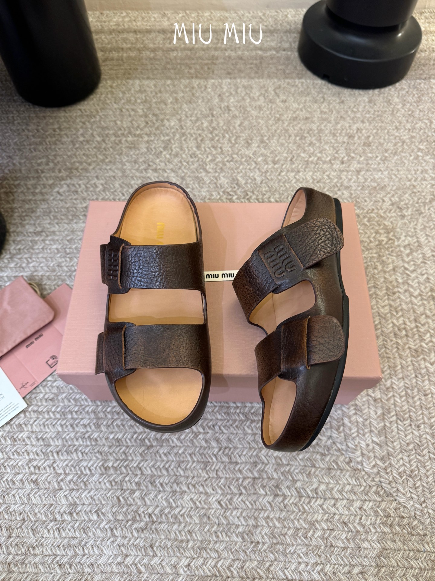 顶级 MiuMiu/缪缪2026ss夏季必备新款厚底勃肯沙滩拖鞋这个鞋型真的属于经典不会过时的设计而且符